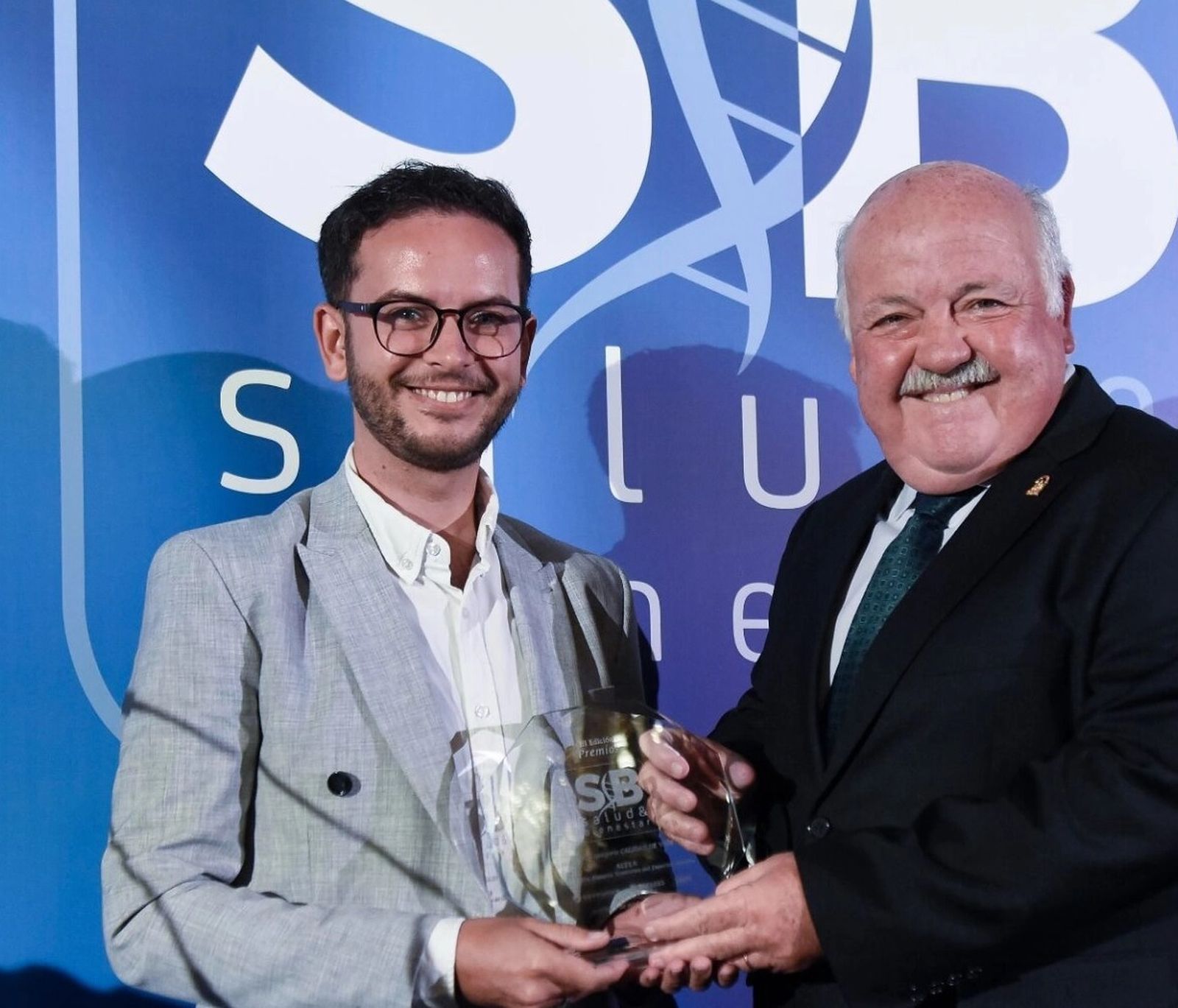 El consejero de Salud ha hecho entrega del distintivo.