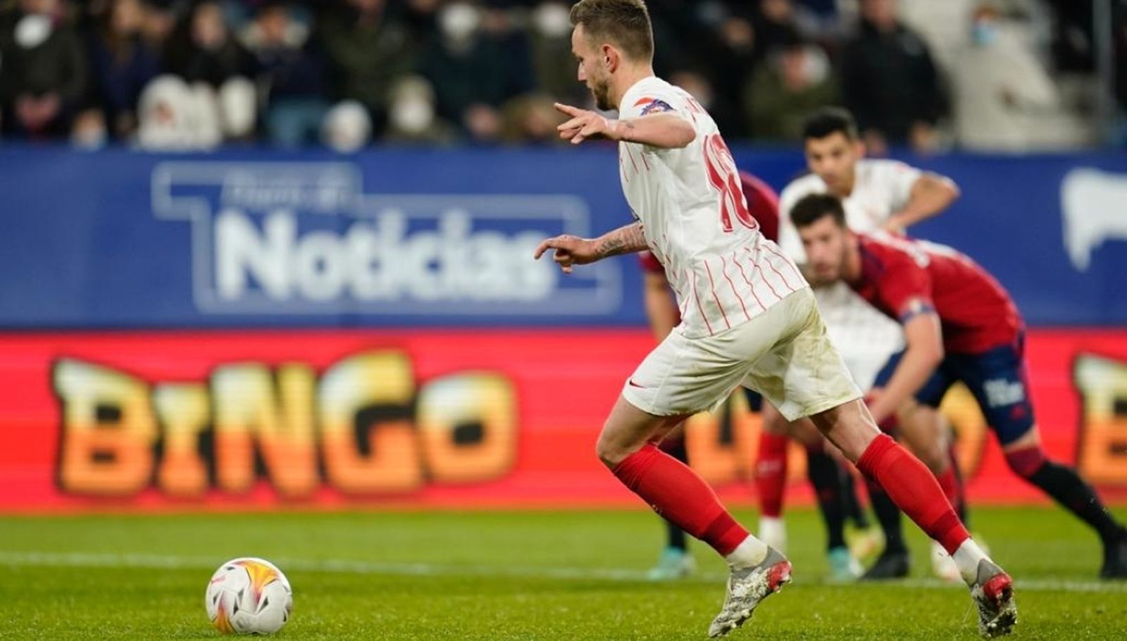 Rakitic lanza el penalti que pudo darle el triunfo al Sevilla.