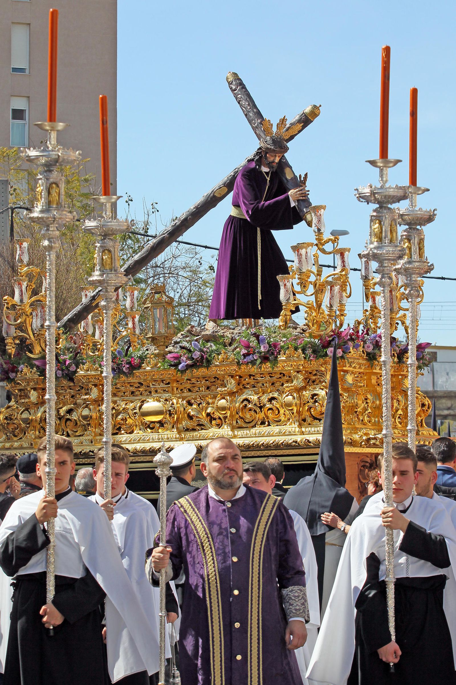 Los acólitos, con los ciriales, anteceden ayer al Señor del Amparo.