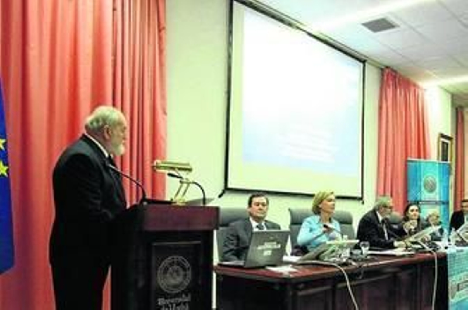 Fernando Barranco se dirige a todos en su discurso de ingreso en la Academia Iberoamericana de La Rábida.