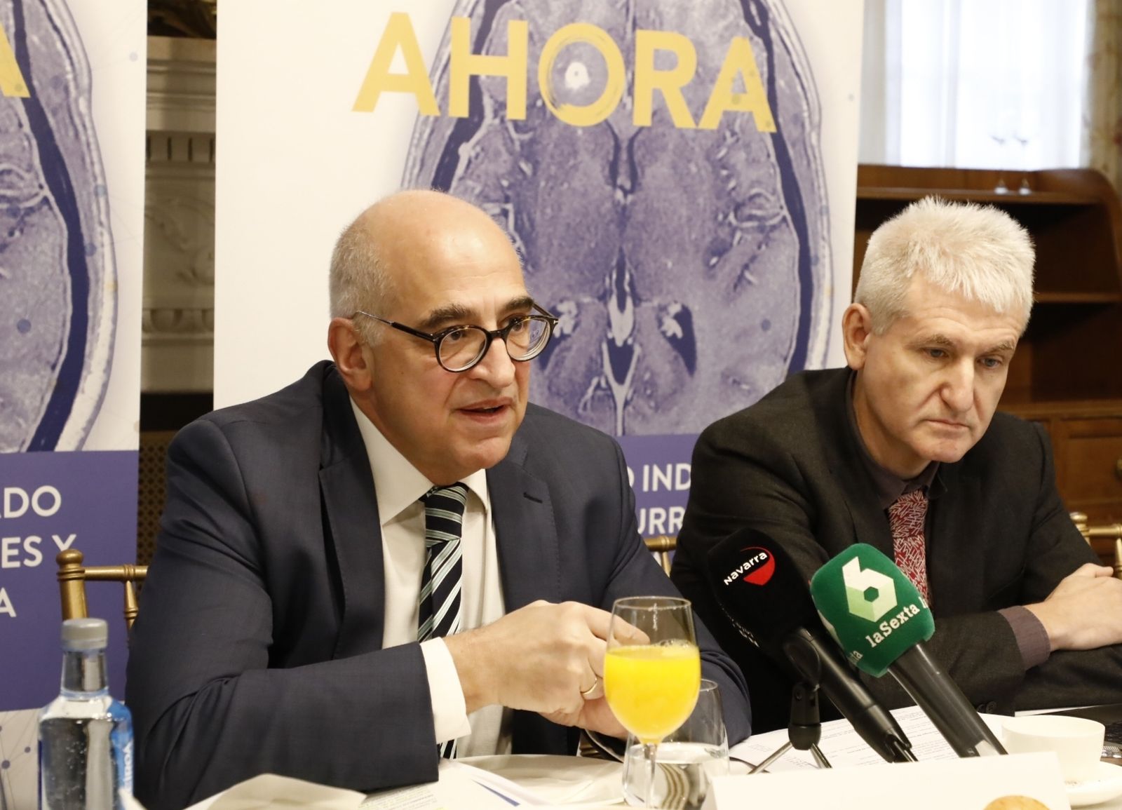 Federico Plaza, director de Government Affairs en Roche, y Ángel Pérez Sempere, especialista en Neurología.