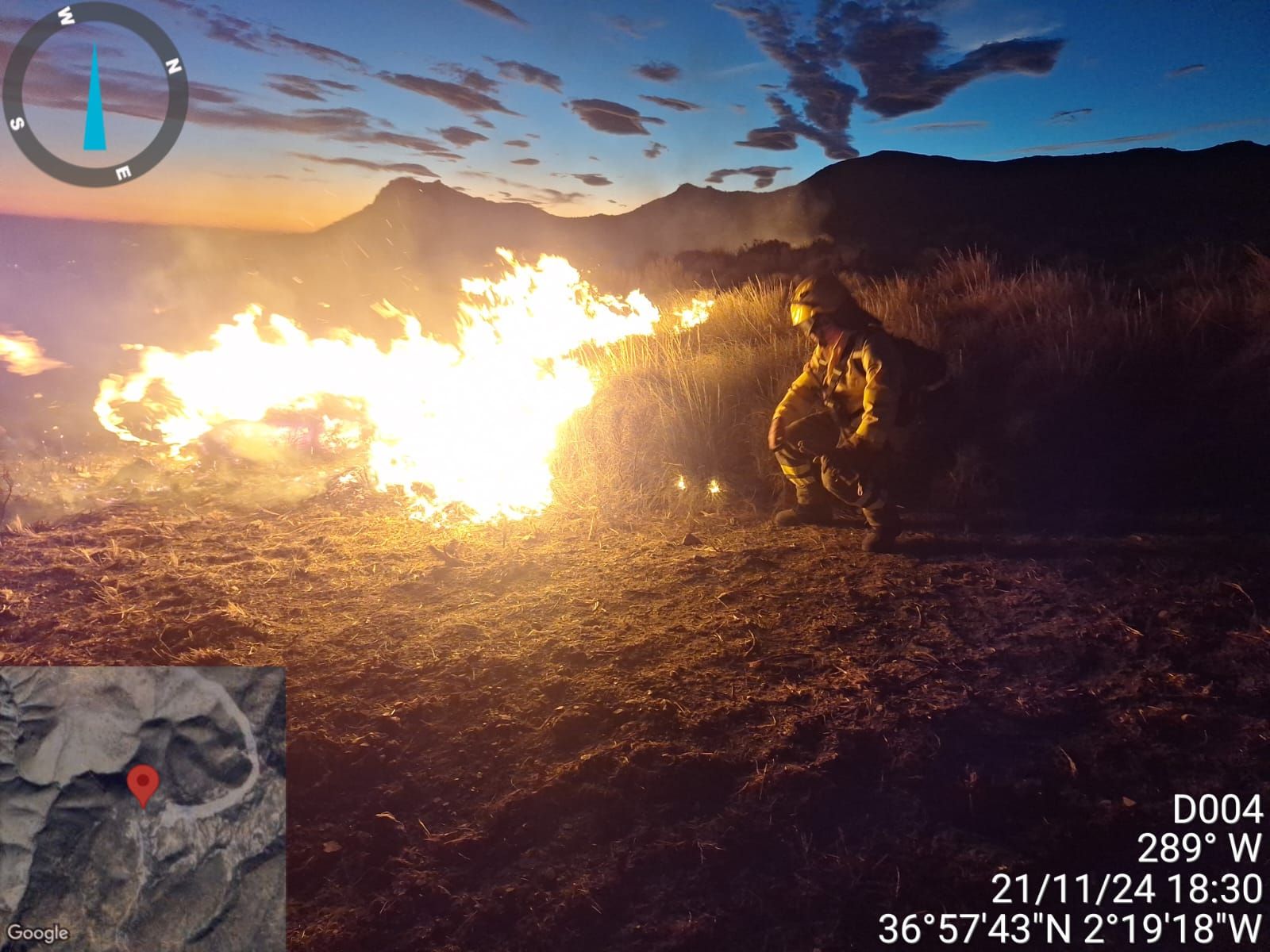 Los bomberos del Infoca permanecen trabajando en el incendio de Sierra Alhamilla.