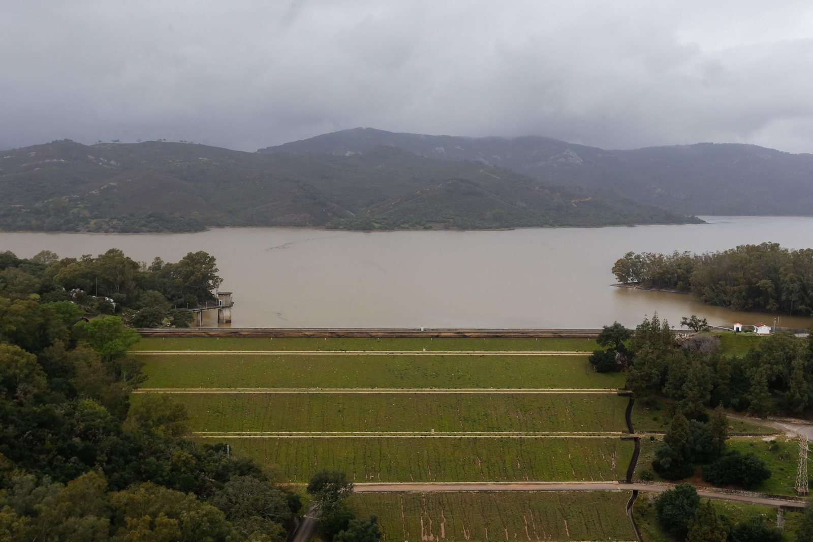 Desembalse del pantano de Guadarranque tras la borrasca Martinho, en imágenes