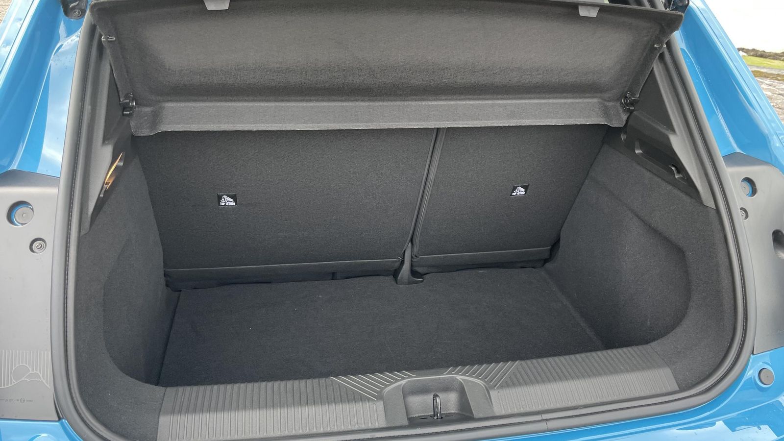 El maletero no es el más capaz de su clase, pero le penaliza la altura del plano de carga o que, al abatir los respaldos para ampliarlo, éstos no quedan en el mismo plano que su suelo.