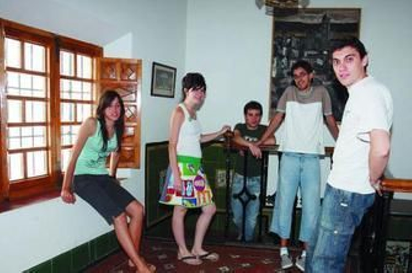 1. Los cinco residentes de la 'Beca de Paisaje' en una de las estancias de la Residencia situada en las instalaciones de la Fundación Rodríguez-Acosta 2. Uno de los niños del Taller de Artes Plásticas en plena 'faena' creativa. 3. Uno de los instantes del taller, donde la profesora enseña las técnicas básicas. 1. Los cinco residentes de la 'Beca de Paisaje' en una de las estancias de la Residencia situada en las instalaciones de la Fundación Rodríguez-Acosta 2. Uno de los niños del Taller de Artes Plásticas en plena 'faena' creativa. 3. Uno de los instantes del taller, donde la profesora enseña las técnicas básicas.