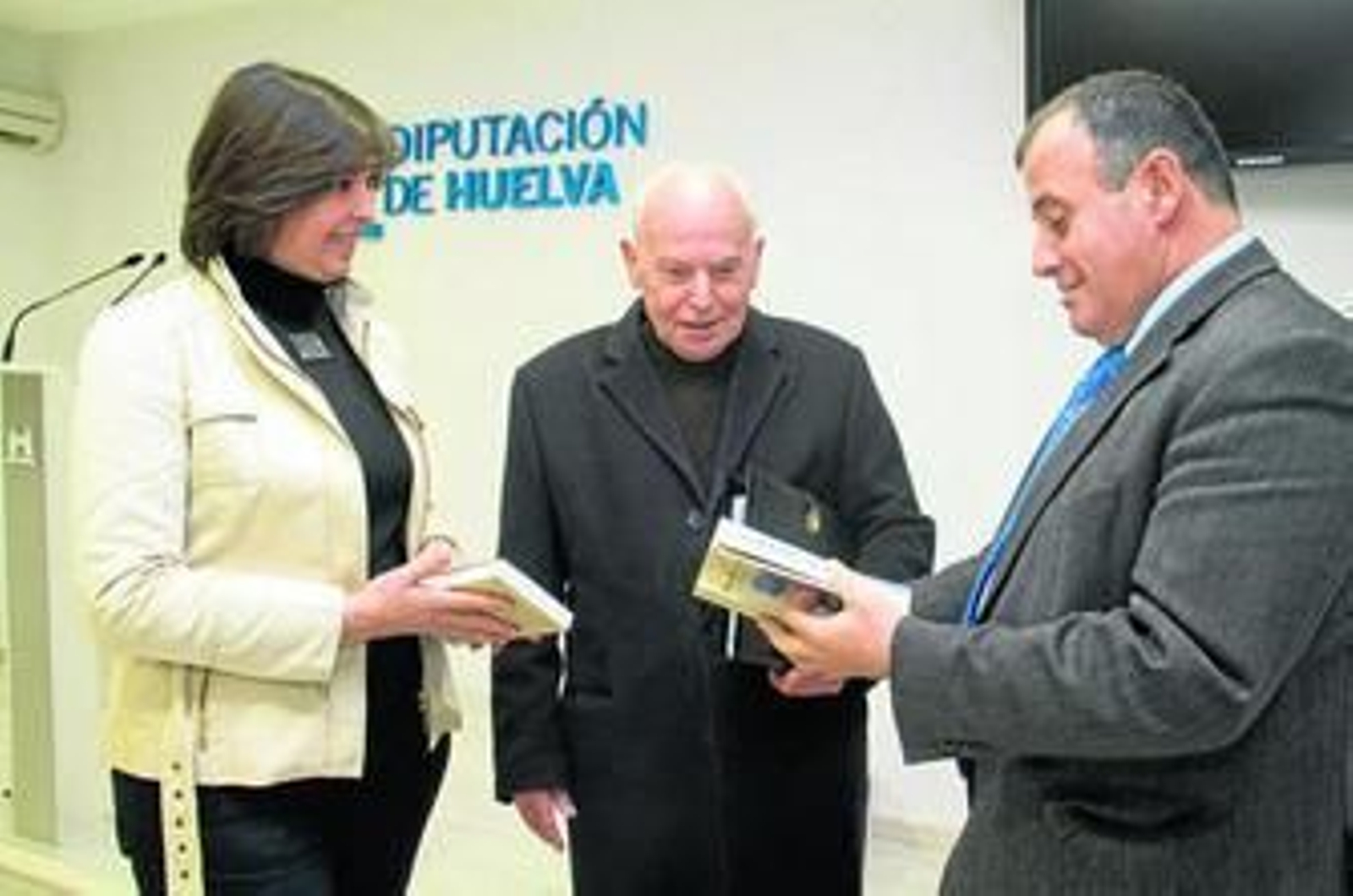 La alcaldesa de Villalba del Alcor, Manuela Daza; el diputado territorial de El Condado, José Villa, y Balbino Velasco.