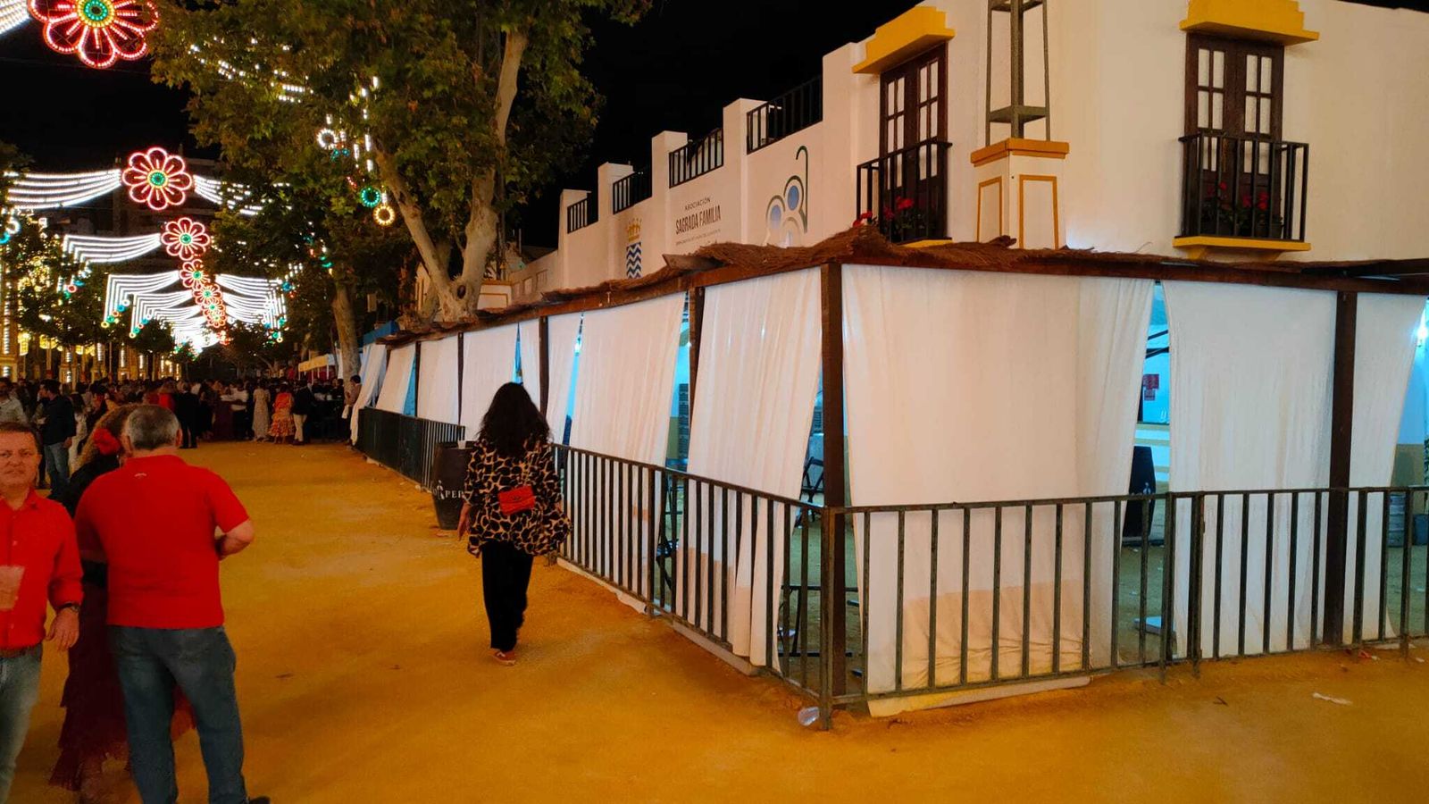 La caseta de la Asociación Sagrada Familia, cerrada el sábado por la tarde por covid de seis camareros.