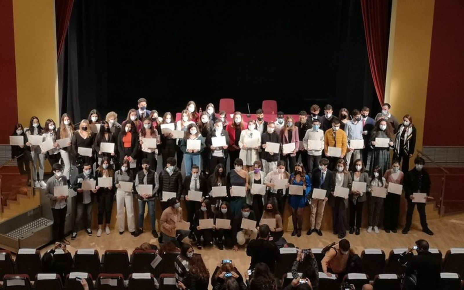 El Ayuntamiento entrega 66 premios a alumnos de ESO y FP de Sevilla por su trayectoria académica y personal