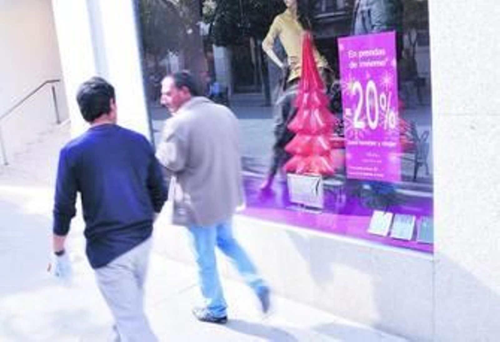 La crisis y la climatología anormalmente calurosa para estas fechas, que ha evitado que se haya vendido bien la ropa de temporada de otoño, han provocado que muchos comercios realicen ofertas a escasos días para que comience la campaña de Navidad.