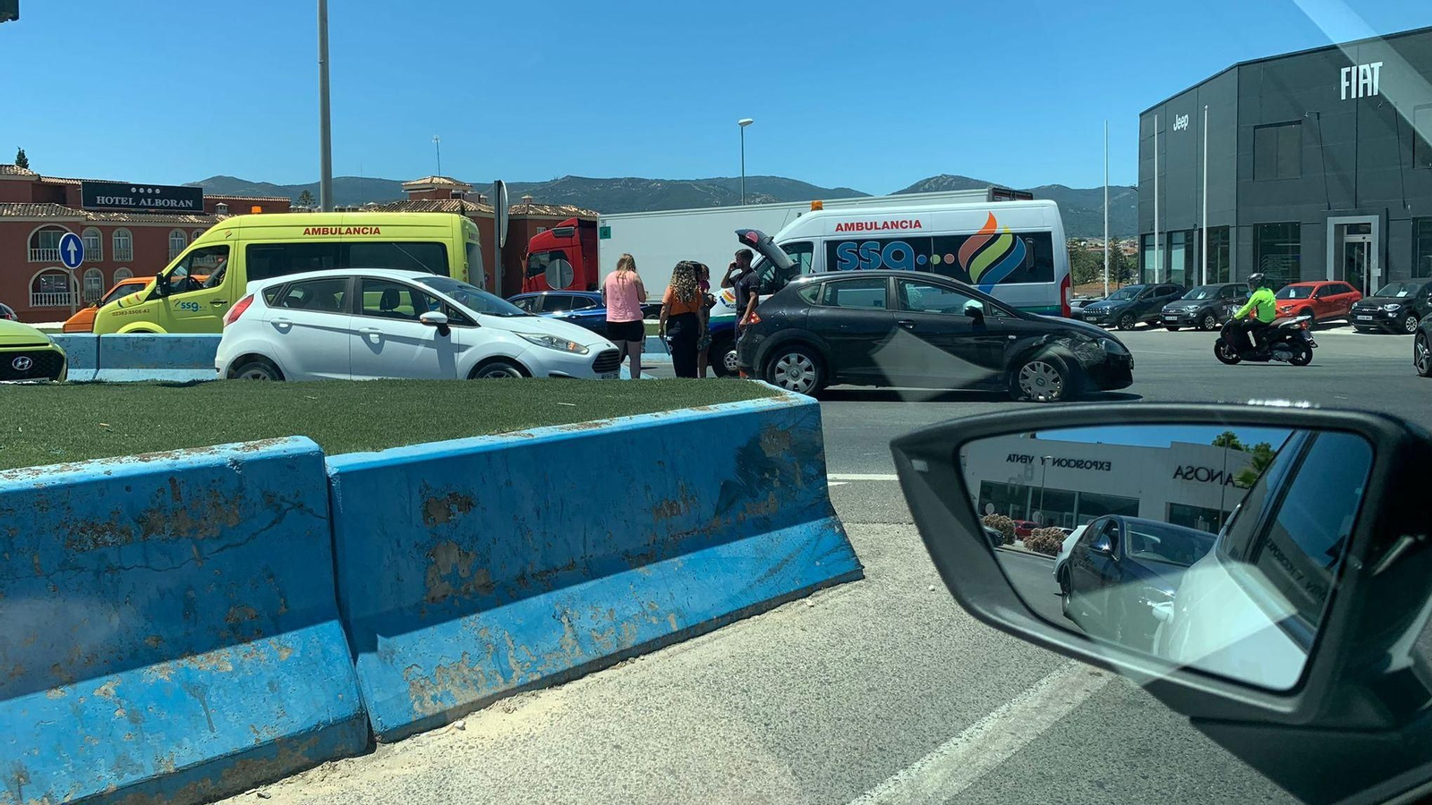 Los dos turismo accidentados en mitad de la Carretera de Málaga. Los dos turismo accidentados en mitad de la Carretera de Málaga.