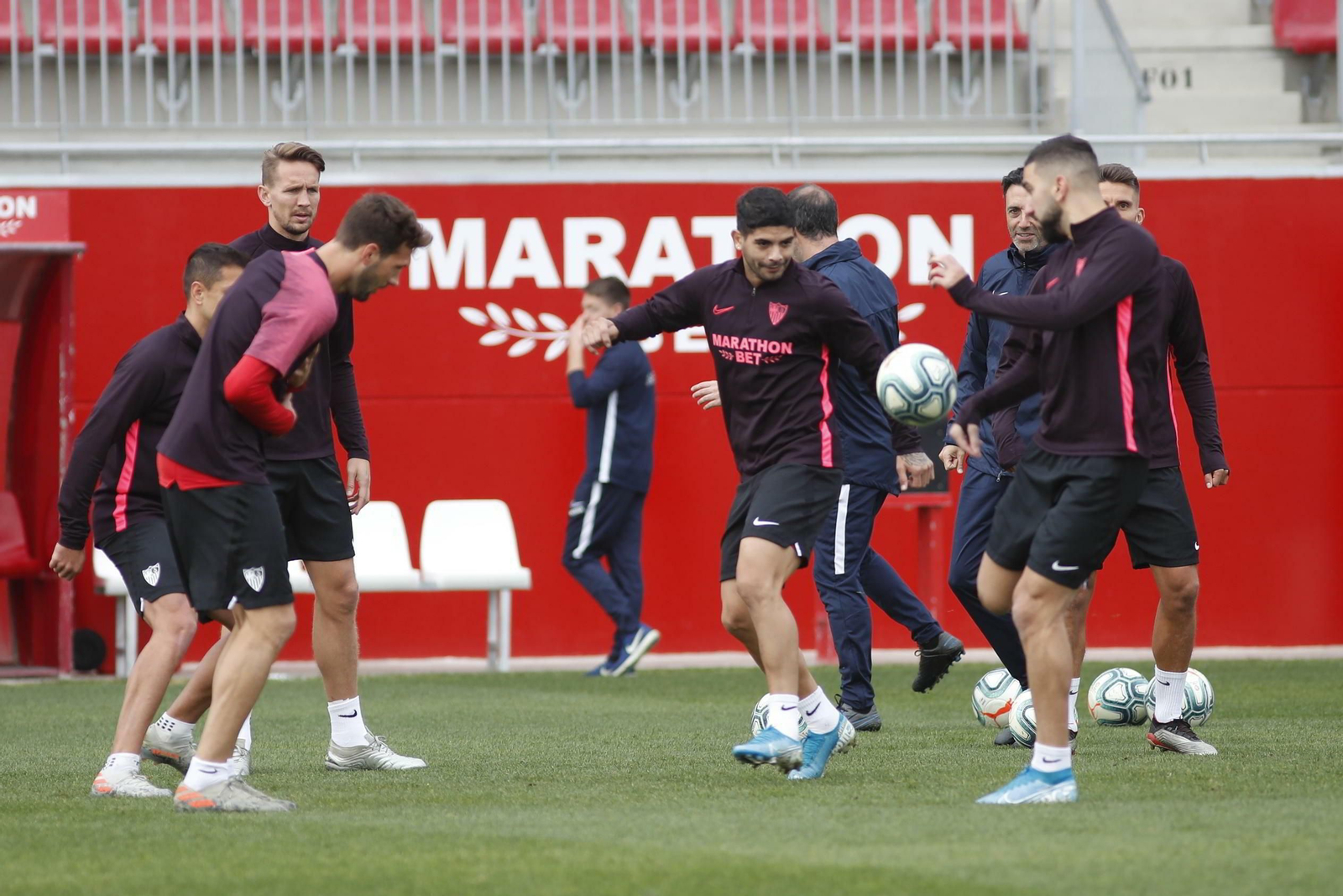 De Jong, Chicharito, Franco Vázquez, Banega y Dabbur, en un rondo durante la sesión previa.