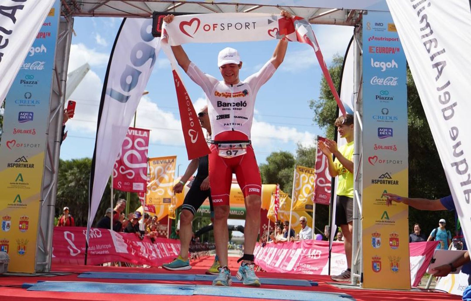 El sevillano Francisco de la Paz Fernández celebra el 'Half' Triatlon