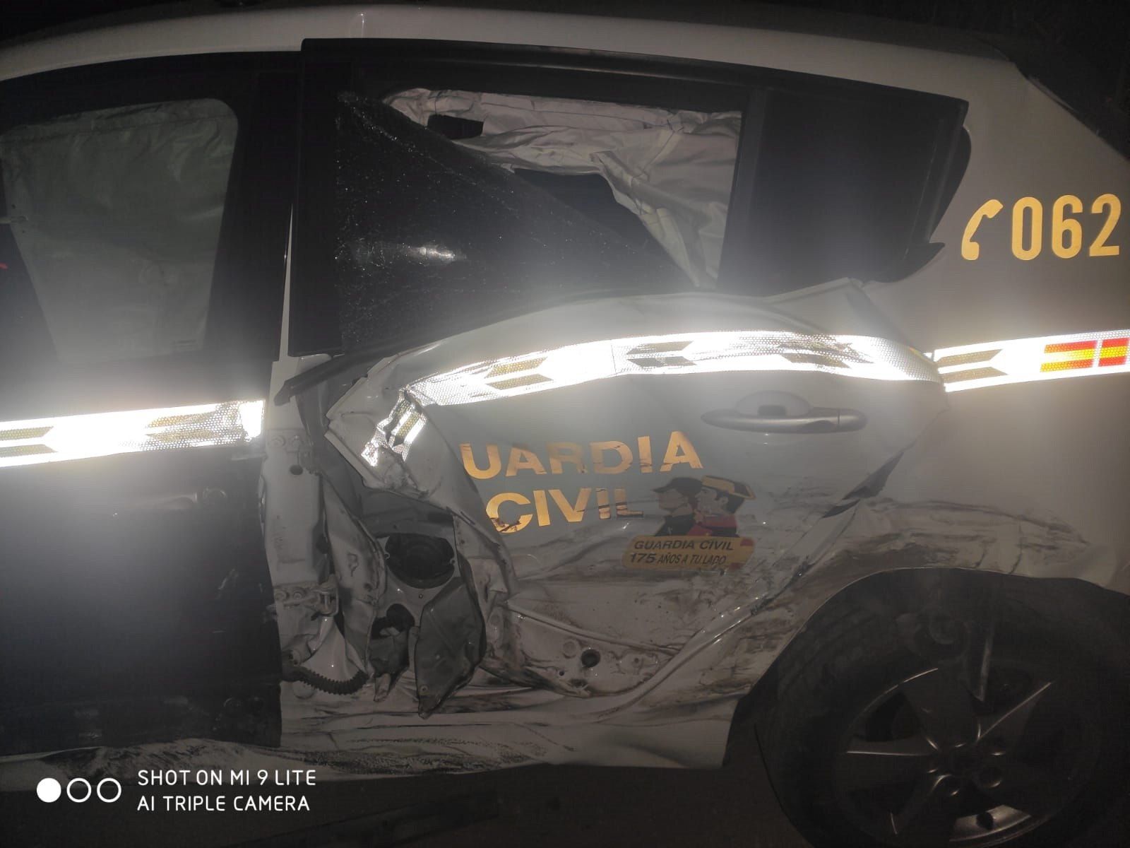 Daños en uno de los dos vehículos de la Guardia Civil durante una operación en Estepona.