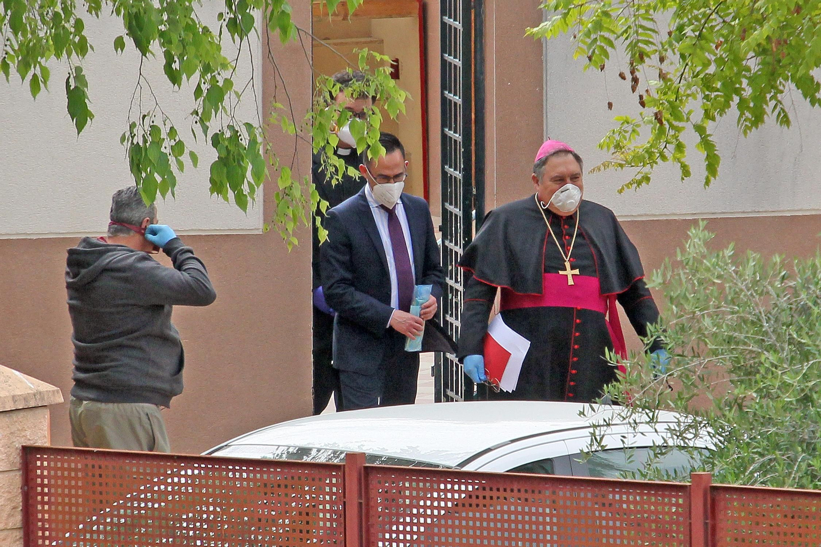 El obispo José Mazuelos en una de sus visitas a las hermandades en pasada Semana Santa.