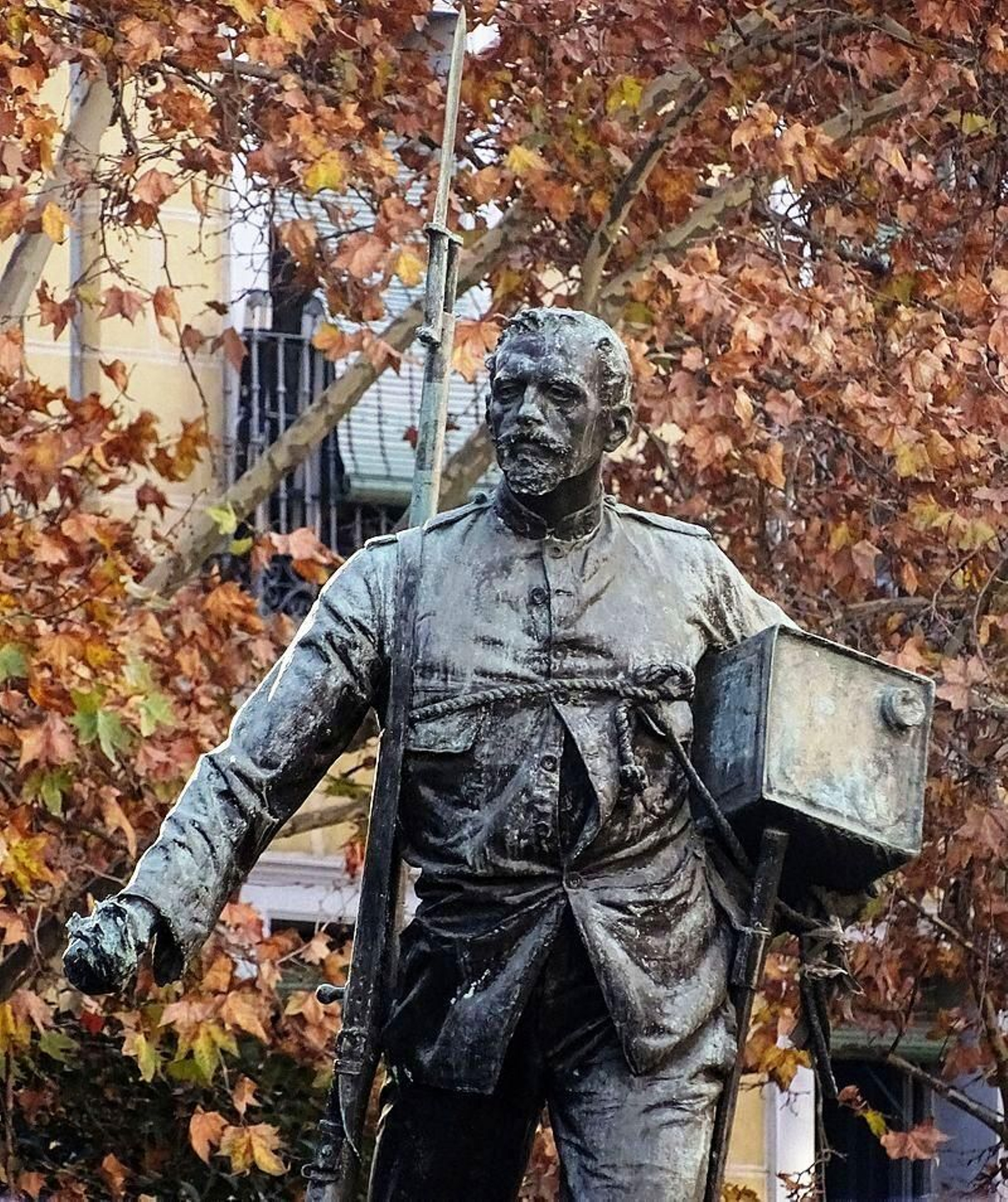 Eloy Gonzalo en la plaza de Cascorro, en Madrid.