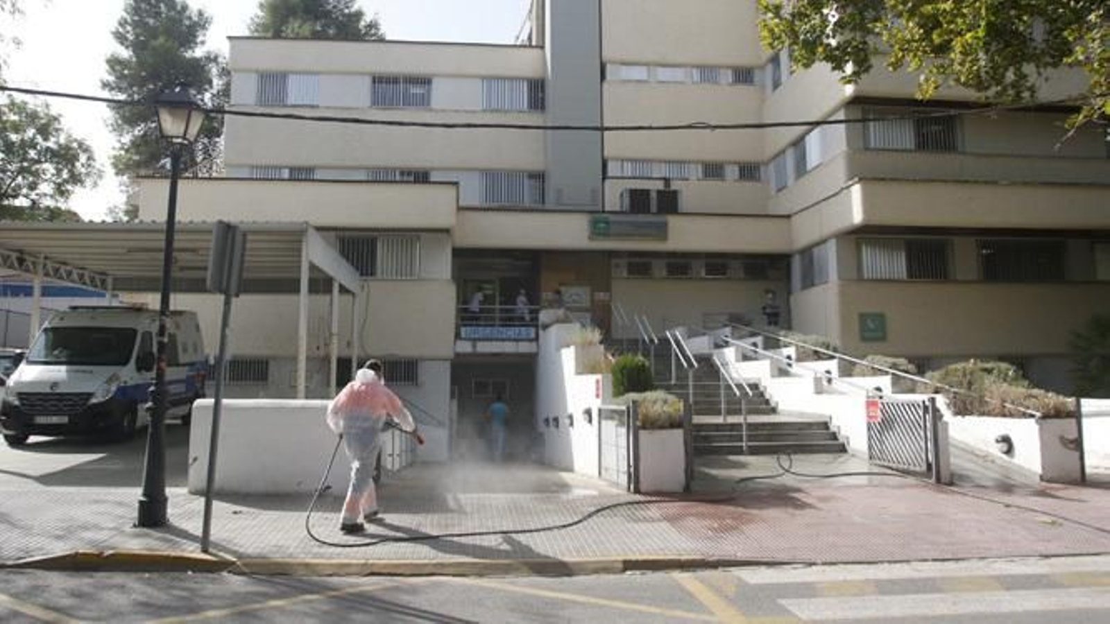 Un operario municipal desinfecta los exteriores del Centro de Salud 1.
