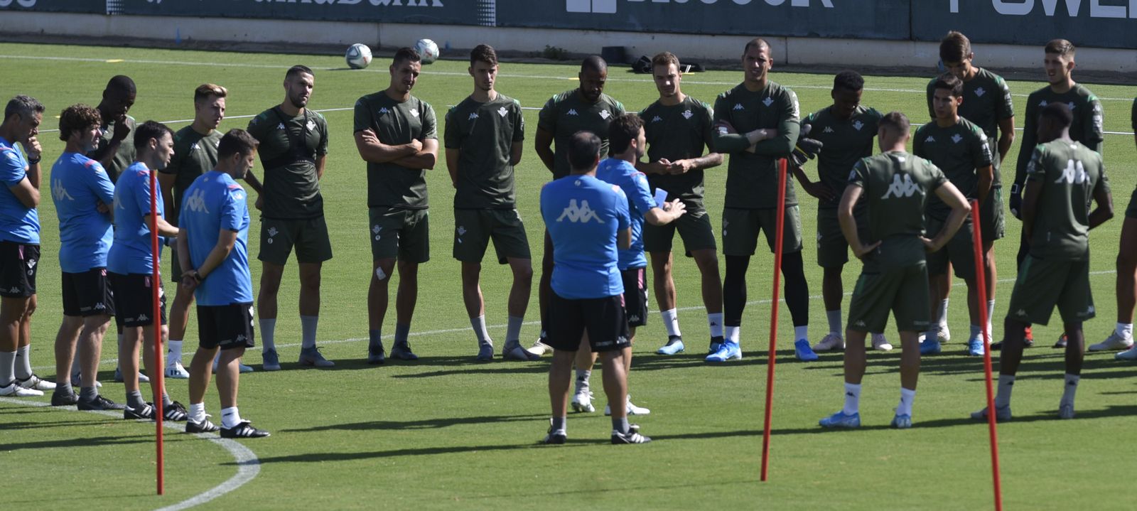 Rubi dialoga con sus futbolistas en la ciudad deportiva.