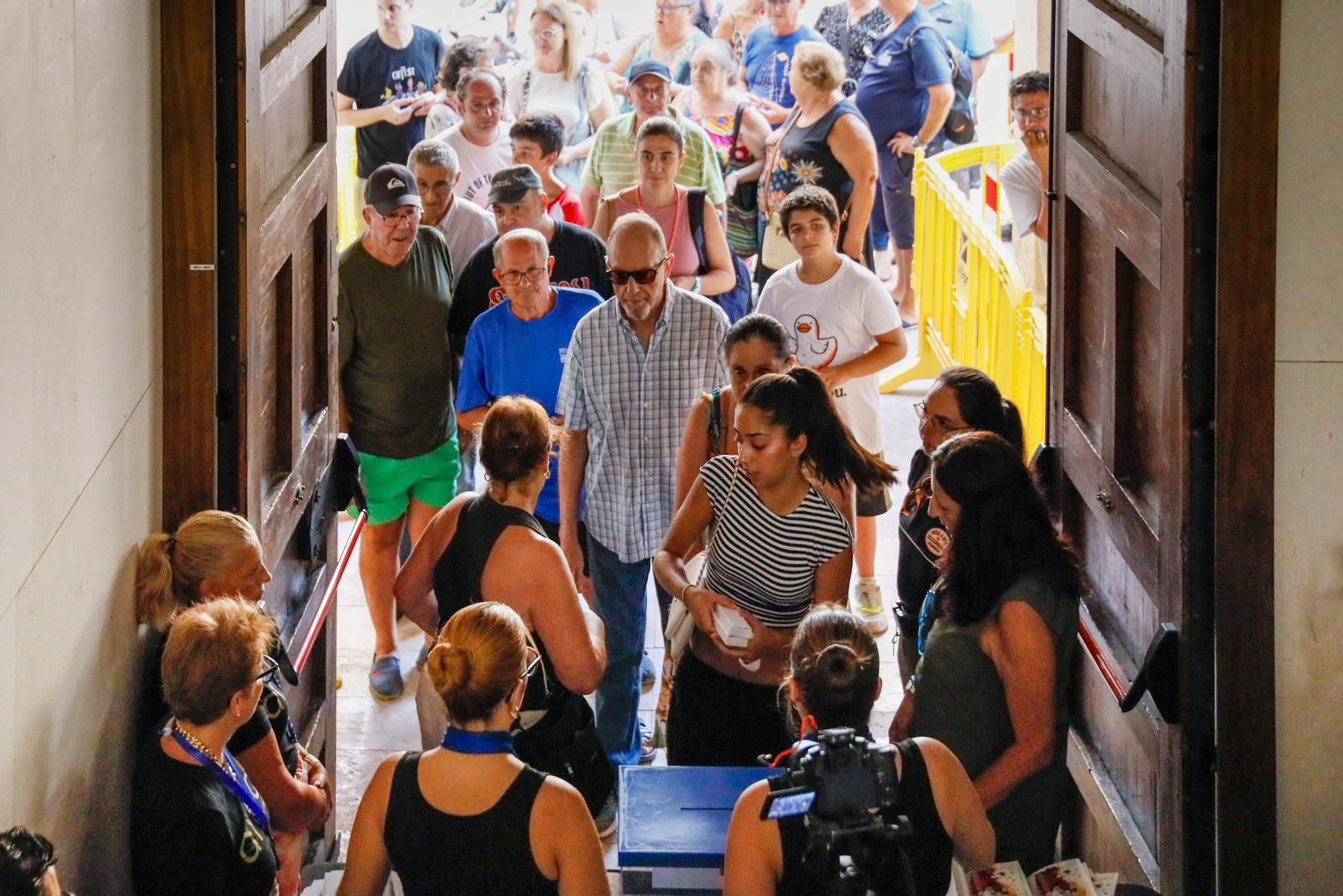 Las imágenes del reparto de abanicos en la Plaza de la Constitución en Almería
