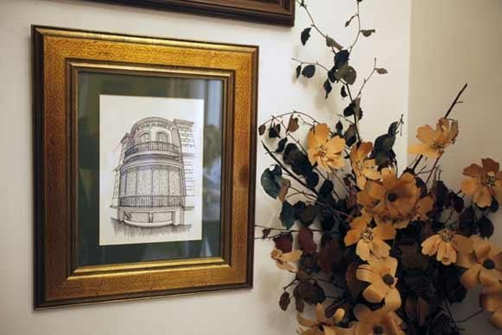 El inmueble, situado en la esquina de las calles Novena y Barrié, esobra del arquitecto Fernando Ortiz Vierna y fue construido en la segunda mitad del siglo XIX. Actualmente alberga  cuatro viviendas y un hermoso patio 

Foto: Jesus Marin