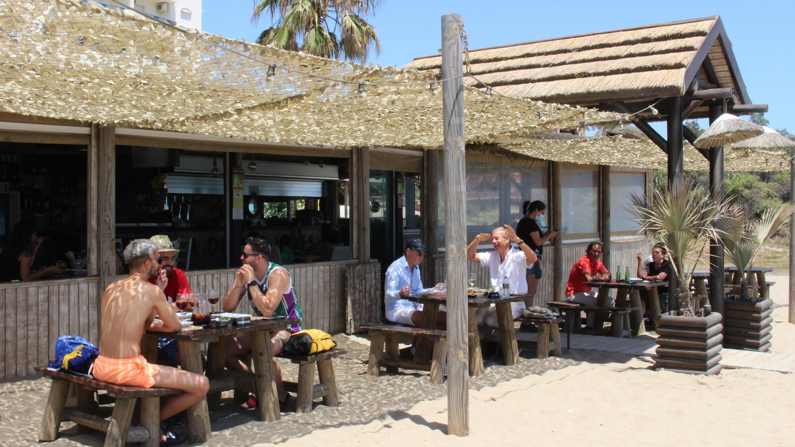 Varios comensales en el chiringuito Dolce Vita de Marbella.