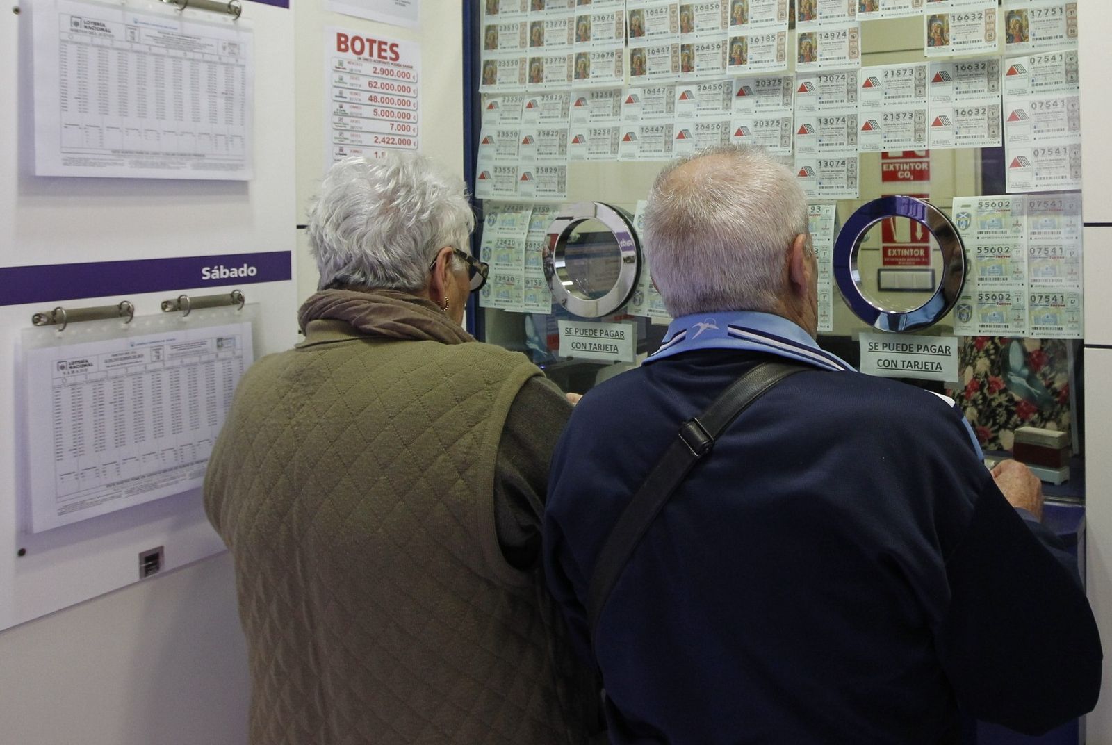 Dos personas en una administración de lotería.