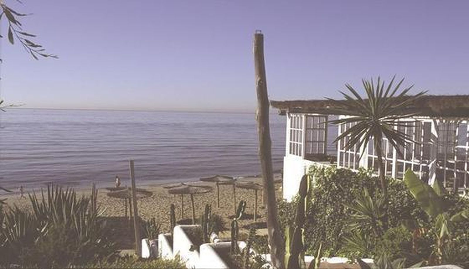 1. Calahonda (Mijas)  Situada frente a la urbanización Calahonda, en Mijas, esta playa está bastante bien equipada. En ella podemos observar diferentes zonas: desde las más urbanizadas con alguna casa y chiringuitos, hasta las más vírgenes con abundante vegetación. Se puede practicar el buceo y la pesca, para lo que muchos utilizan la pasarela de madera que se encuentra en ella. Estrecha, se caracteriza por sus salientes y entrantes, pequeños e irregulares, orientados al sur. En ella podemos encontrar una cala donde se ubica la playa La Luna, uno de los puntos del litoral malagueño más escondidos pero que no por ello los turistas dejan de visitarla con tal de alejarse del alboroto habitual de otras zonas costeras. Esta cala se encuentra junto a la playa marbellí de Cabopino y su acceso en coche sólo puede realizarse desde la A-7 en dirección Cádiz. La playa Calahonda-La Luna-Royal Beach así como la playa Calahonda-Riviera cuentan con el distintivo Q de calidad turística, marca que representa la calidad en el sector turístico español.  Foto: Turismo Costa del Sol