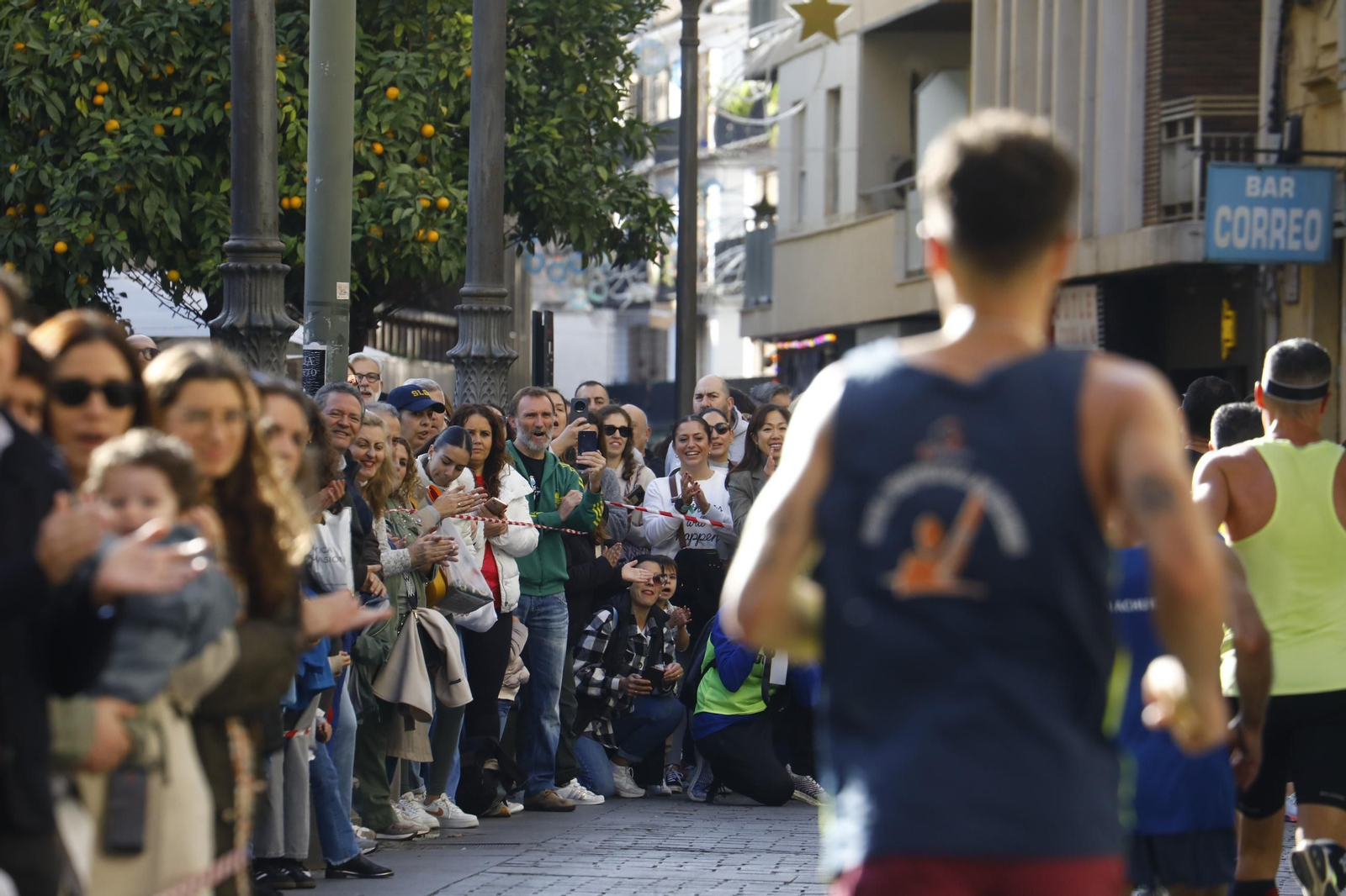 La gloria de cruzar la Puerta del Puente: las fotos de la línea de meta de la Media Maratón de Córdoba 2024