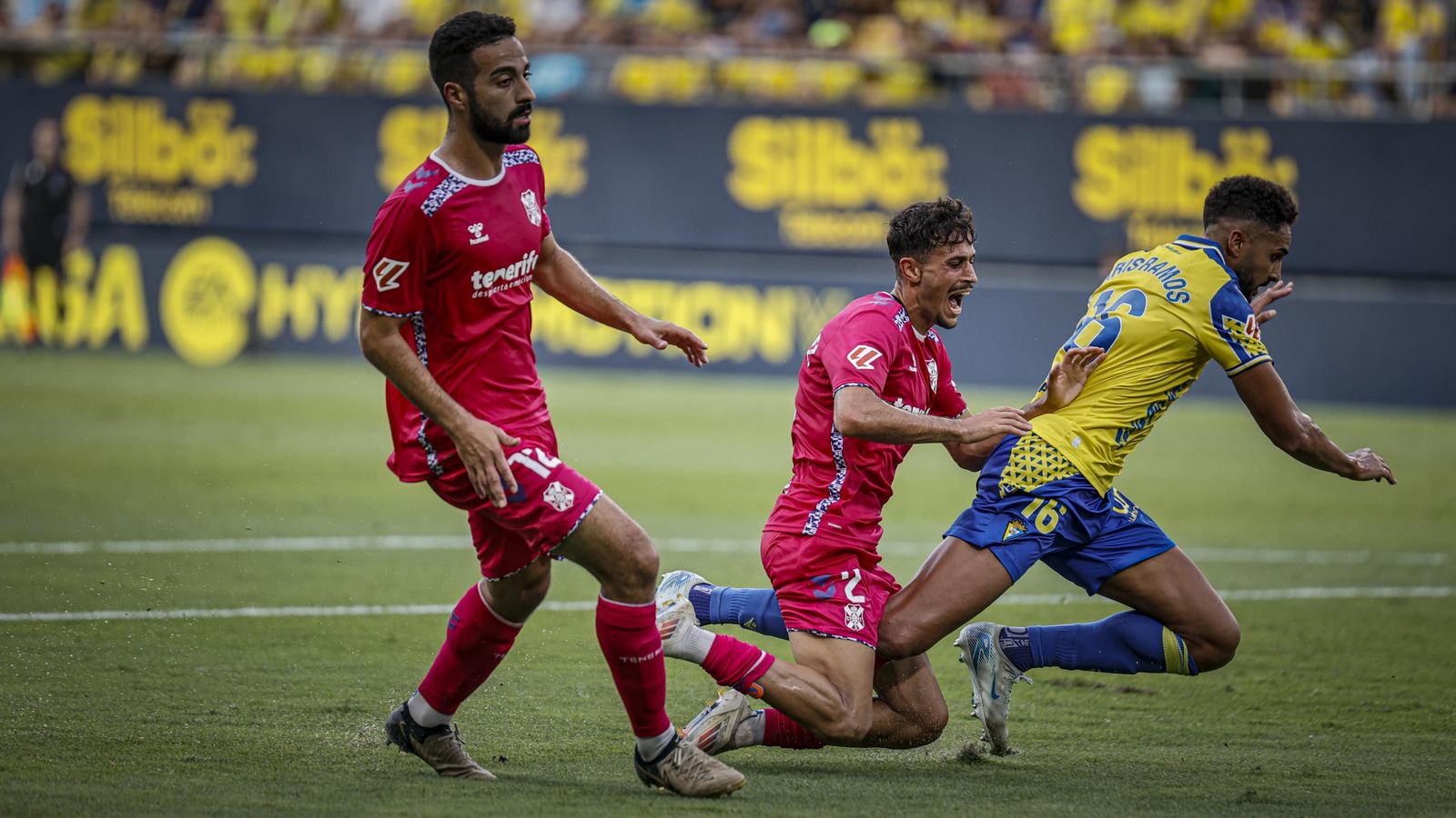 Búscate entre las fotos del partido de fútbol Cádiz CF - CD Tenerife de la Liga Hypermotion