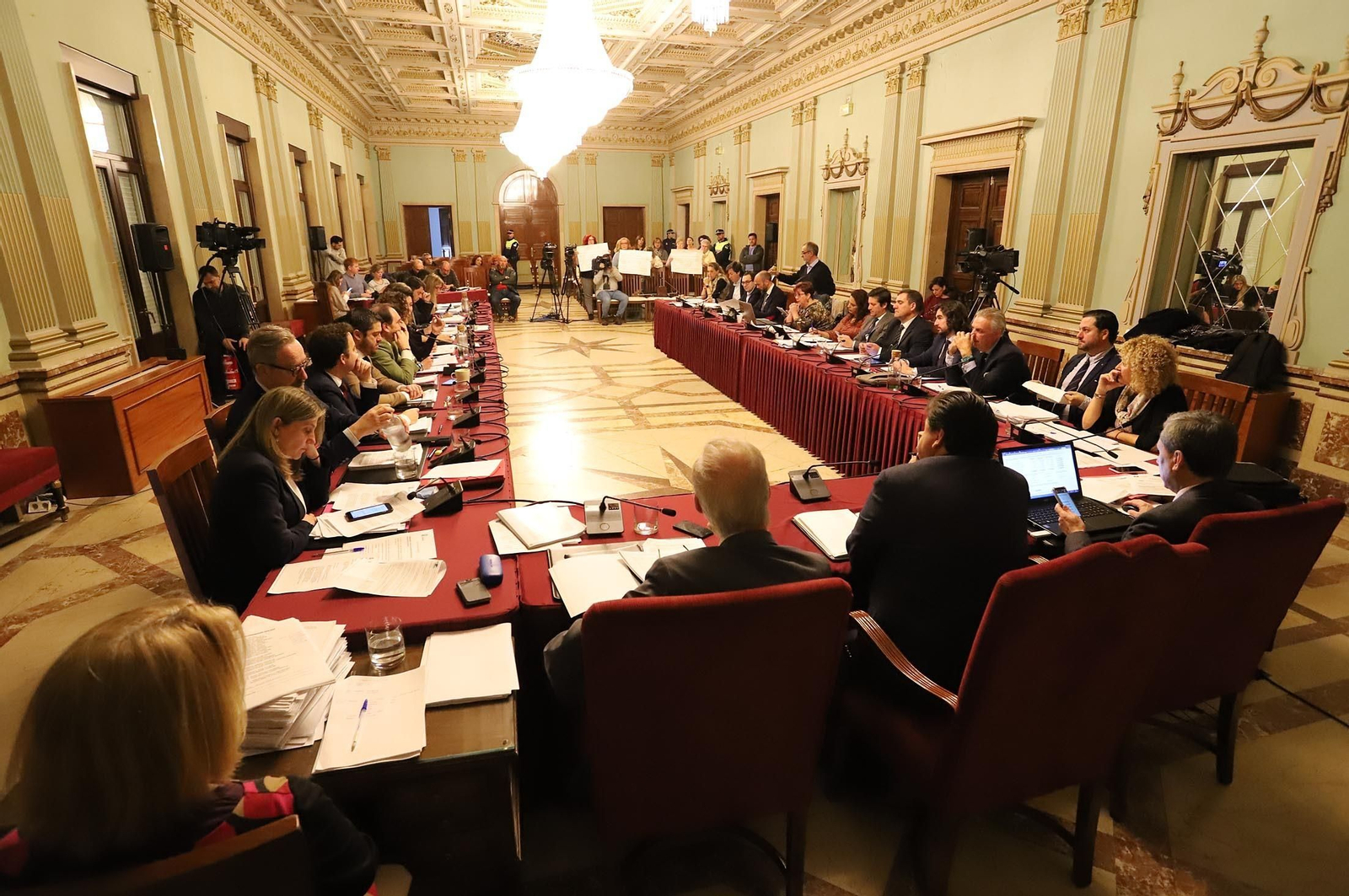 Imágenes del pleno del Ayuntamiento de Huelva