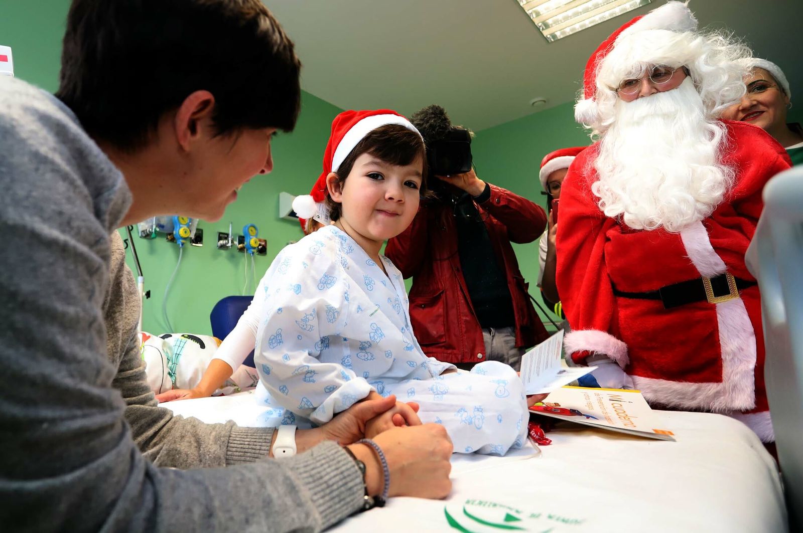 Imágenes de la visita de Papá Noel a los niños del hospital Juan Ramón Jiménez