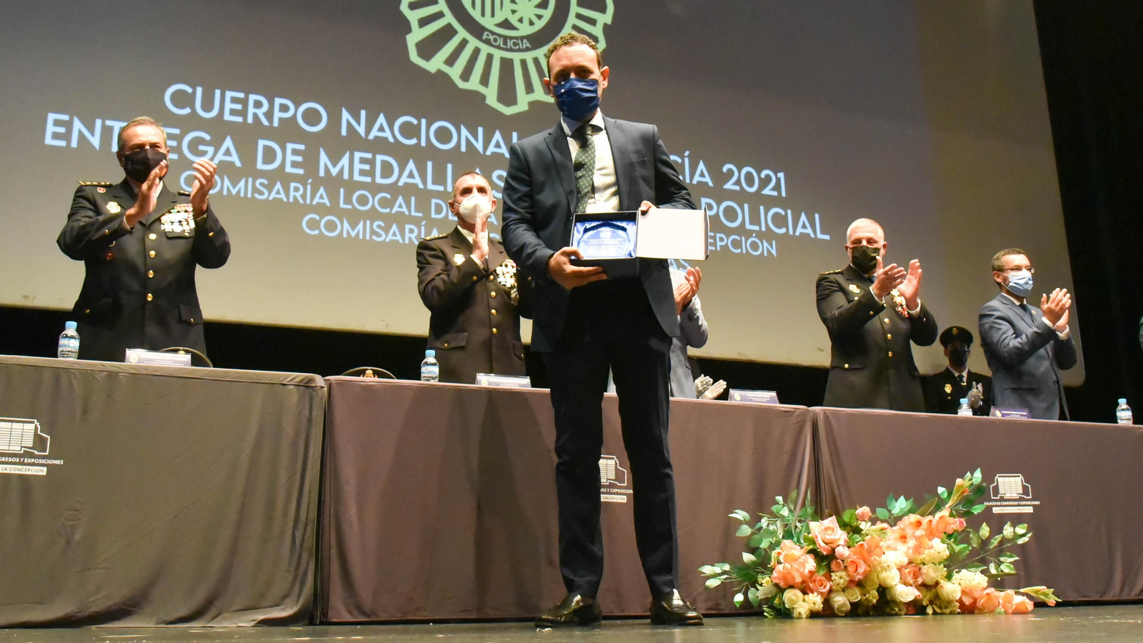 Las fotos de la entrega de medallas por el Dia de la Policía Nacional