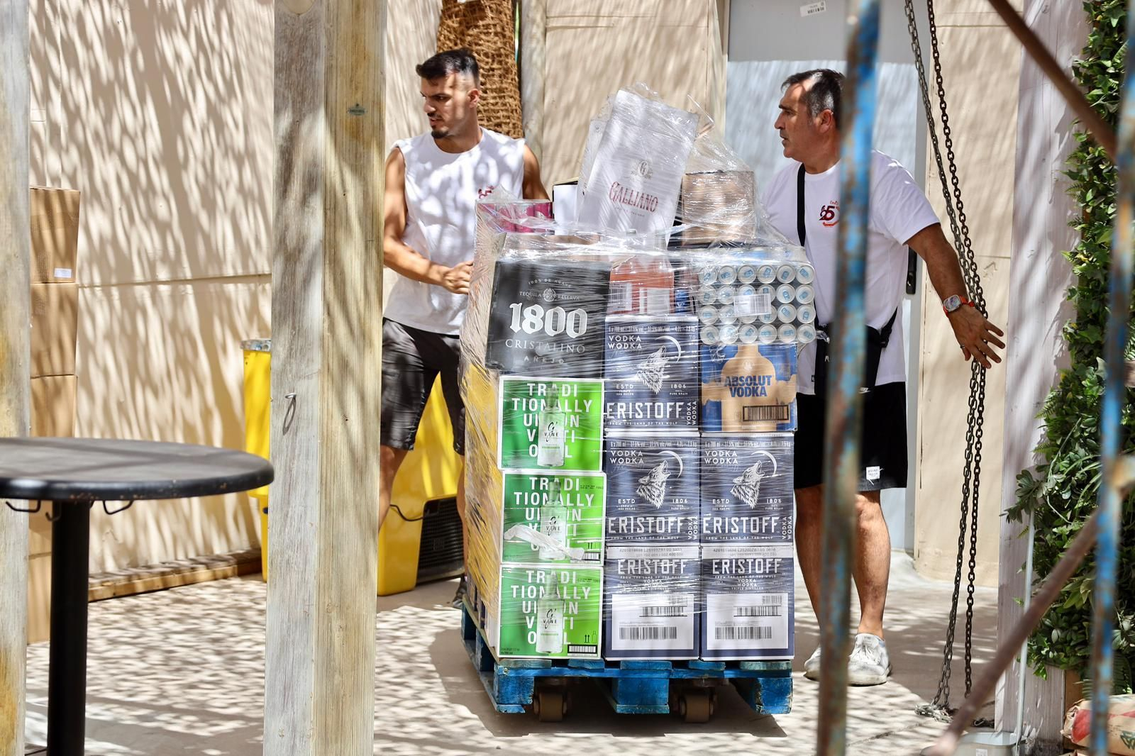 Los últimos preparativos para la Feria de Málaga, en imágenes.