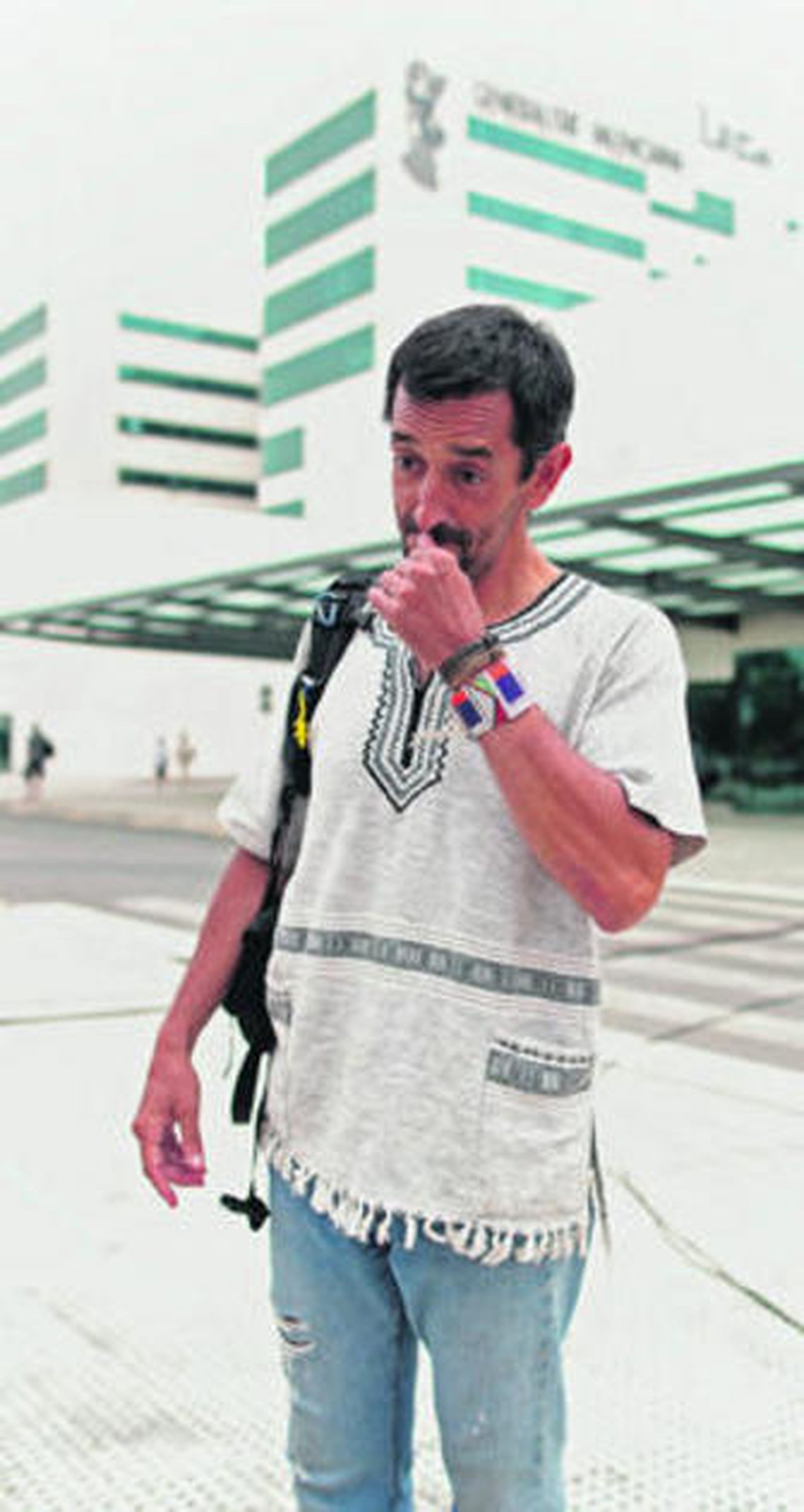 Cavadas a la llegada al hospital La Fe, ayer en Valencia.