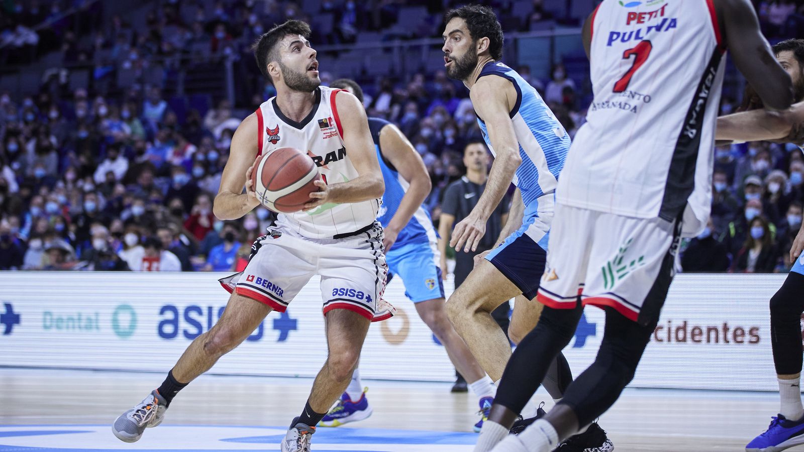 Germán Martínez le dio otra aire al Covirán en defensa.
