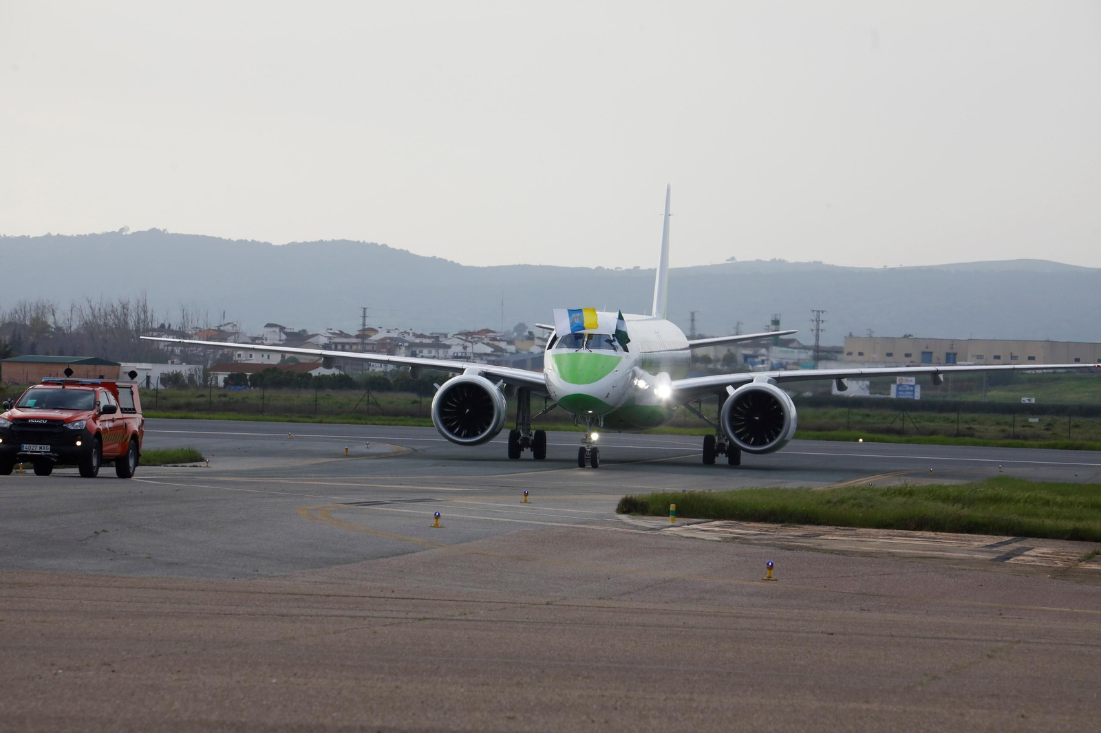 El aeropuerto de Córdoba recibe el primer vuelo de Binter desde Canarias, en imágenes