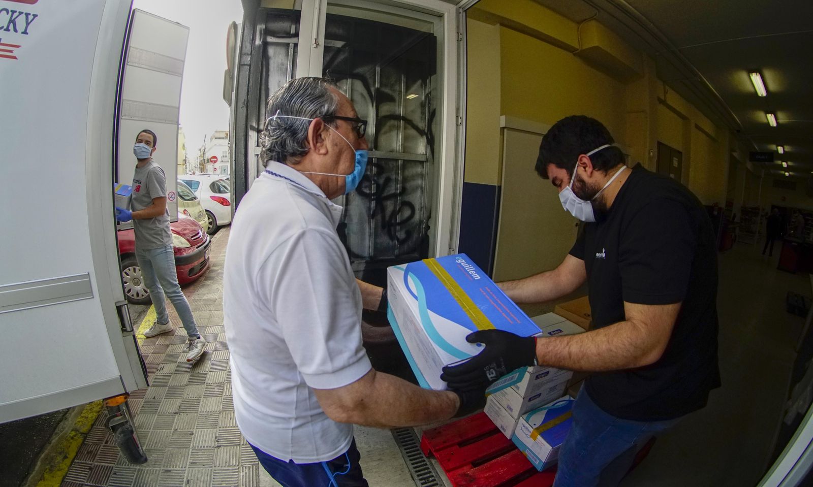 Coronavirus en Sevilla: Visita al economato social de las hermandades en el casco antiguo
