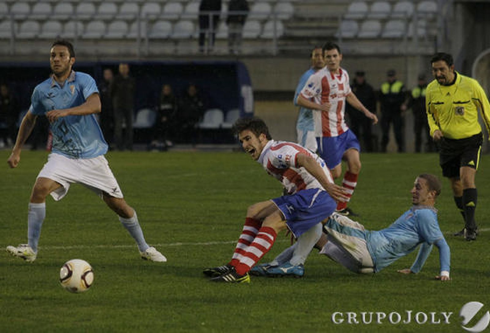 El Algeciras se aleja aún más de la zona de liguilla al perder en el Nuevo Mirador ante el San Fernando./Fotos:Erasmo Fenoy

Foto: Erasmo Fenoy