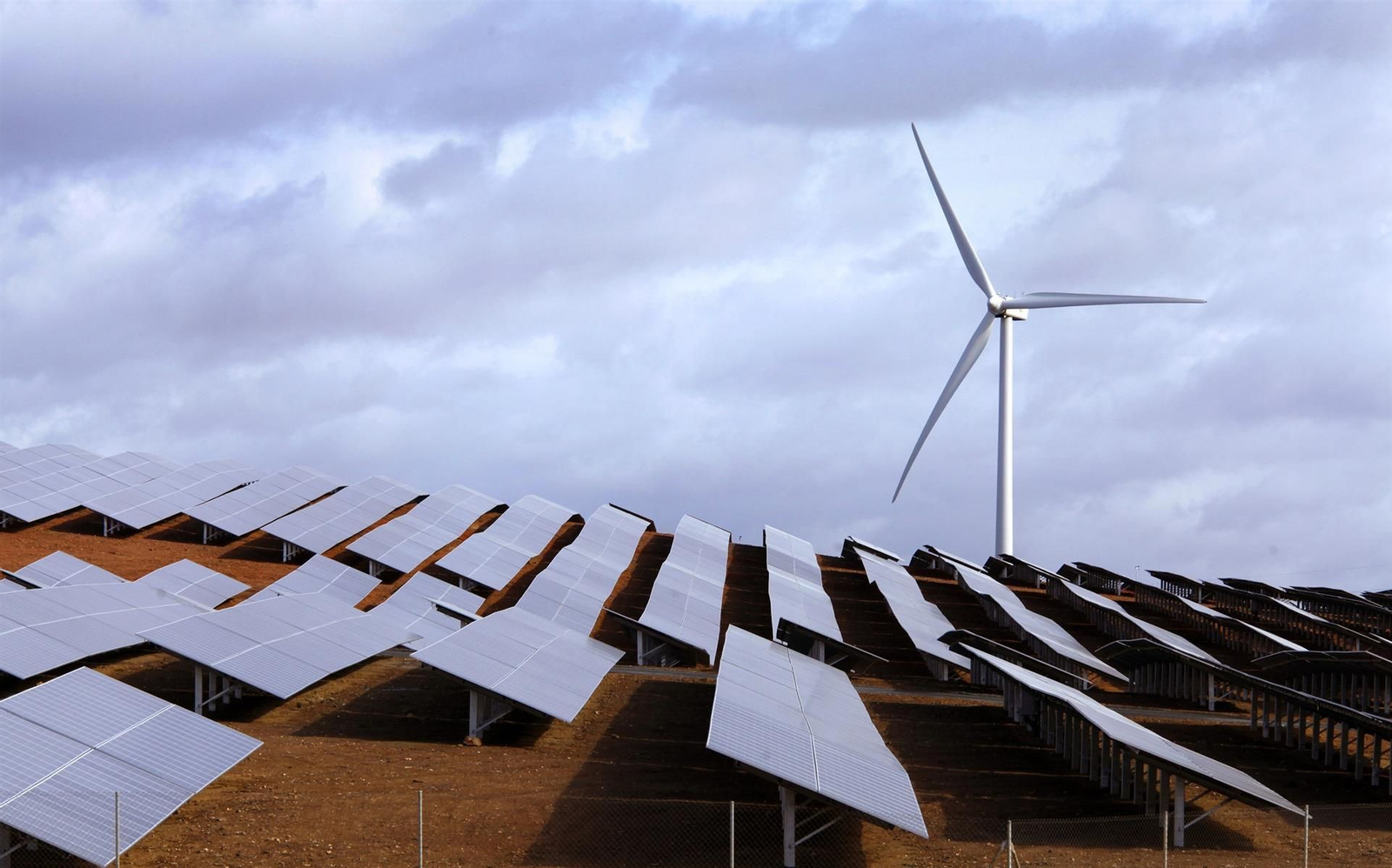 Panorámica de un parque fotovoltaico y eólico de la compañía energética.