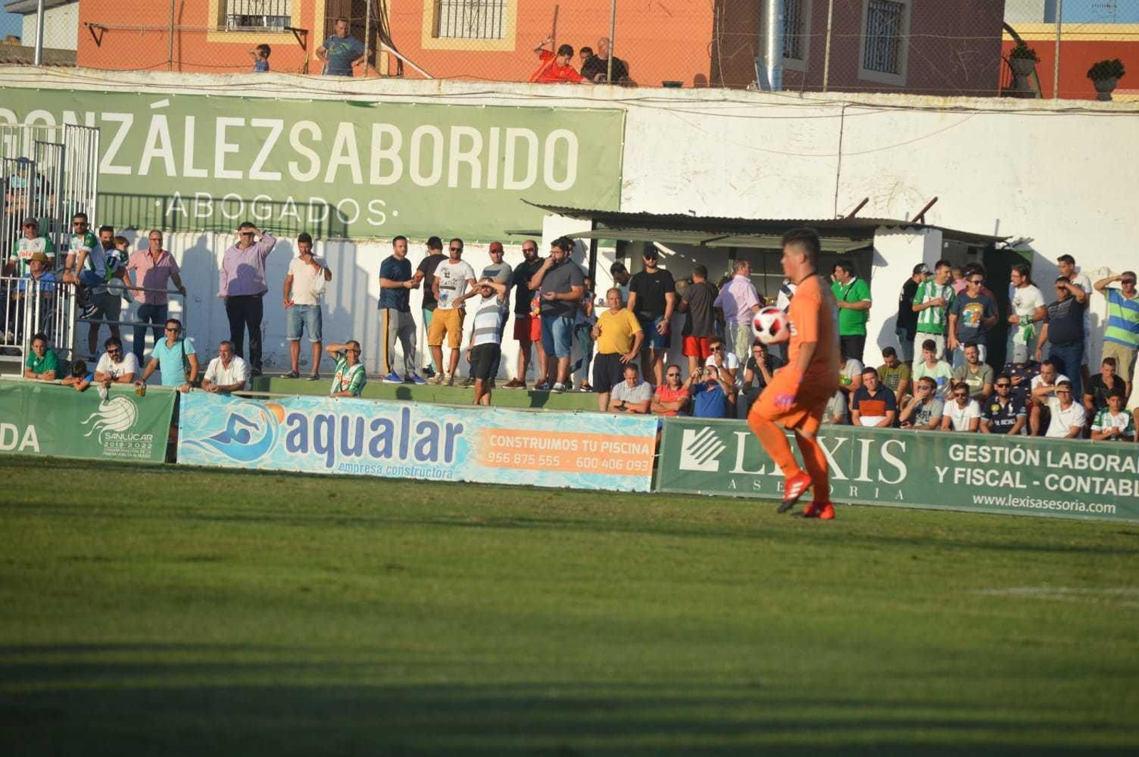 El meta juvenil Manu, con el balón en la mano, durante el partido de hoy. El meta juvenil Manu, con el balón en la mano, durante el partido de hoy.