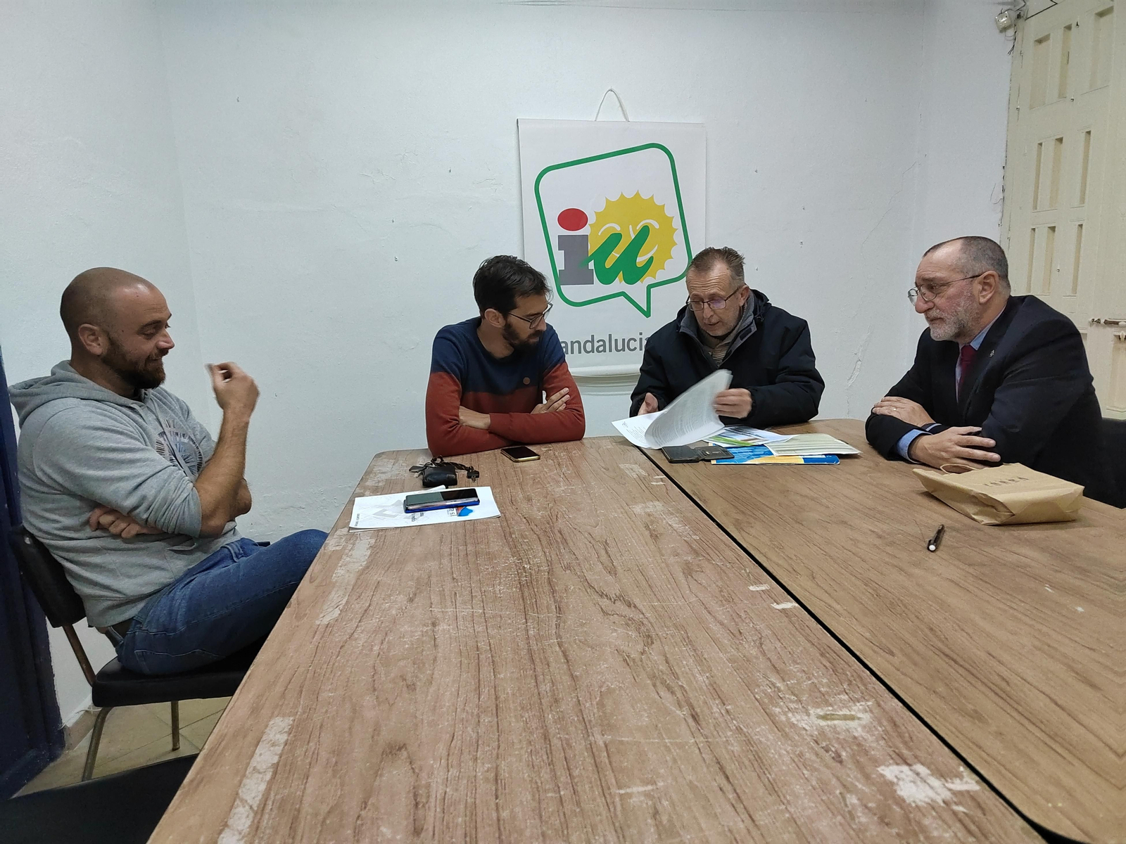 Una imagen de la reunión de la Plataforma ciudadana en defensa del yacimiento de Doña Blanca con IU. Una imagen de la reunión de la Plataforma ciudadana en defensa del yacimiento de Doña Blanca con IU.
