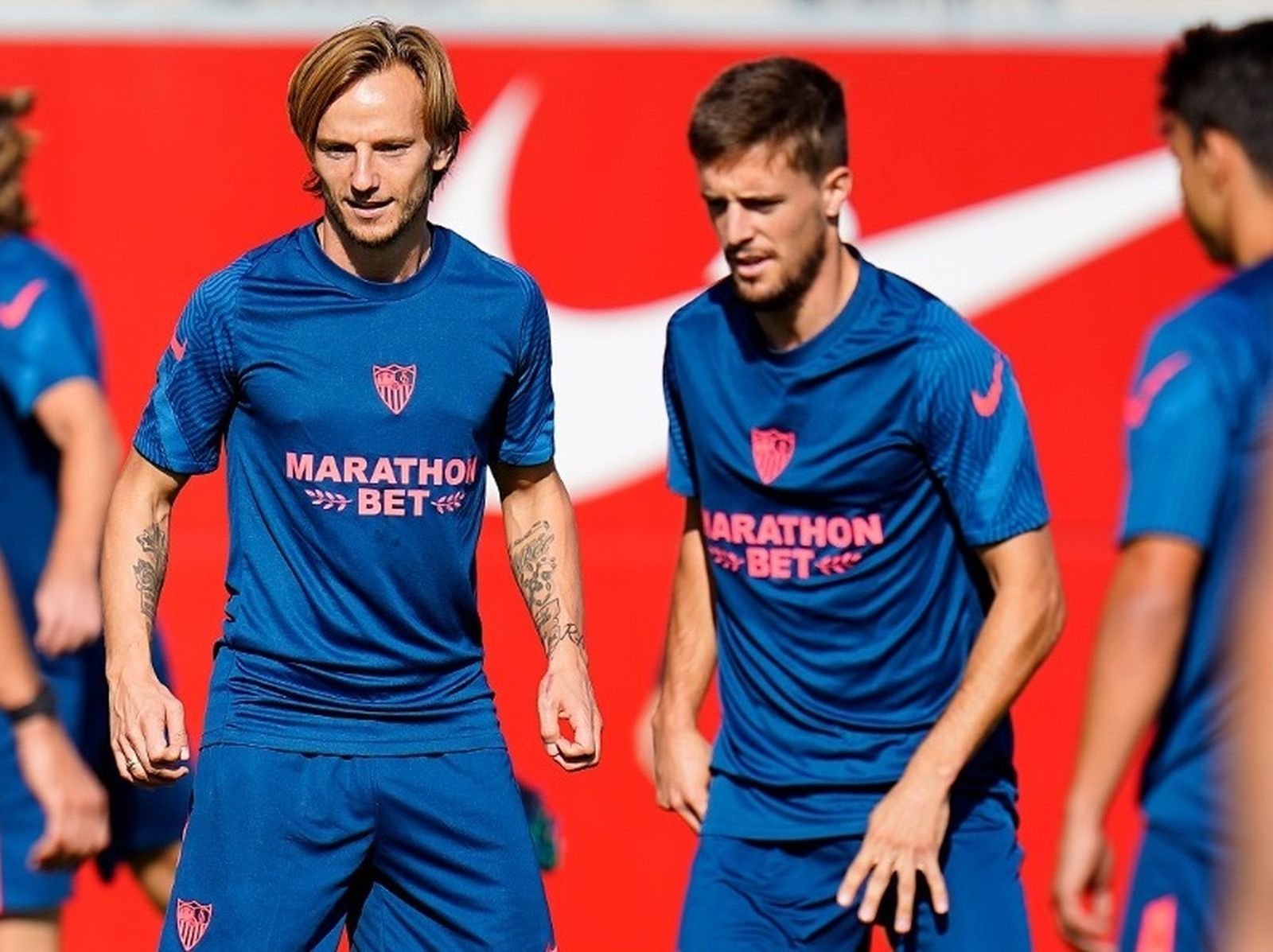 Genaro, entrenando junto a Rakitic.