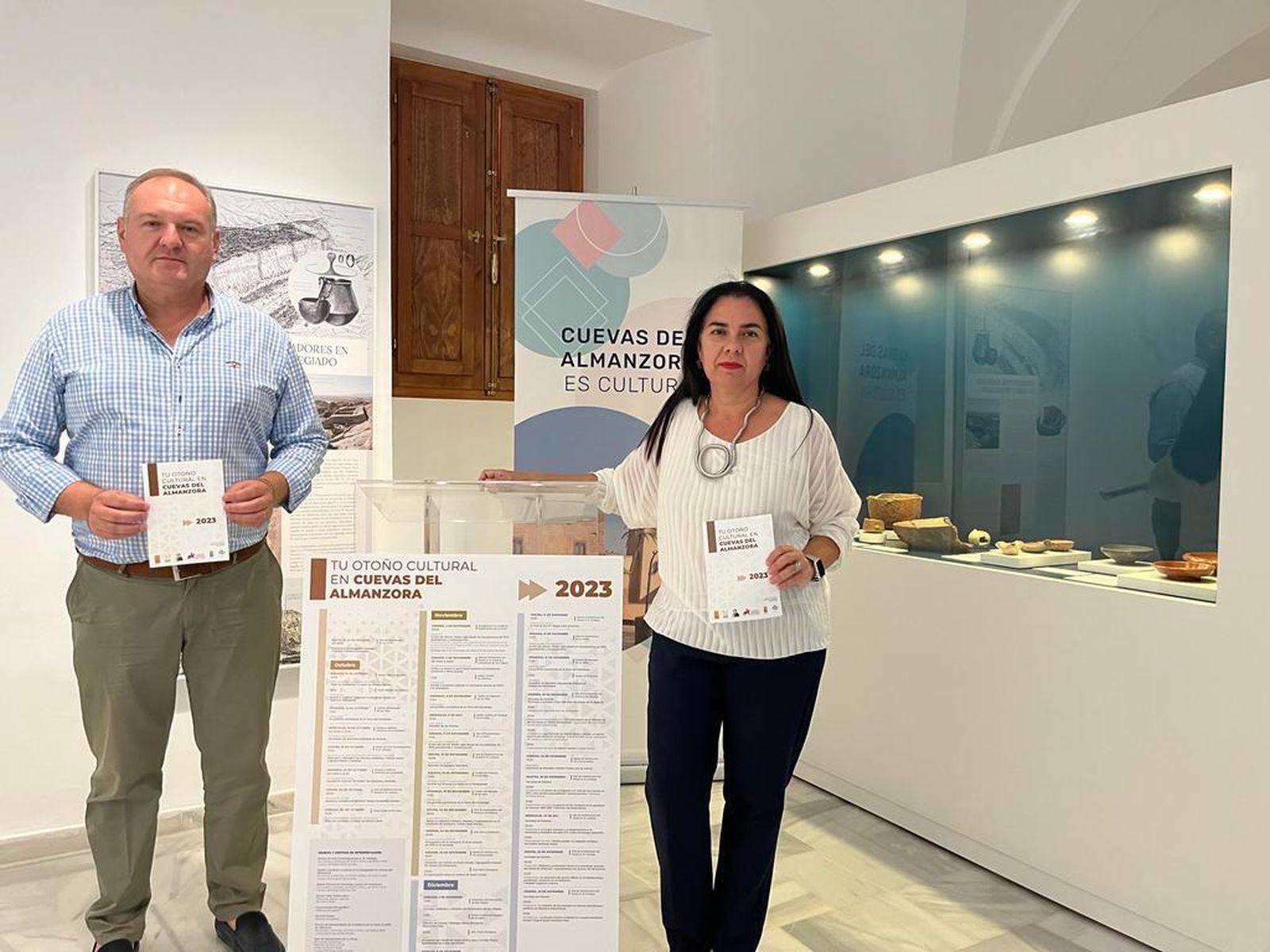 Antonio Fernández Liria y Juana Haro durante la presentación de la programación cultural de otoño.