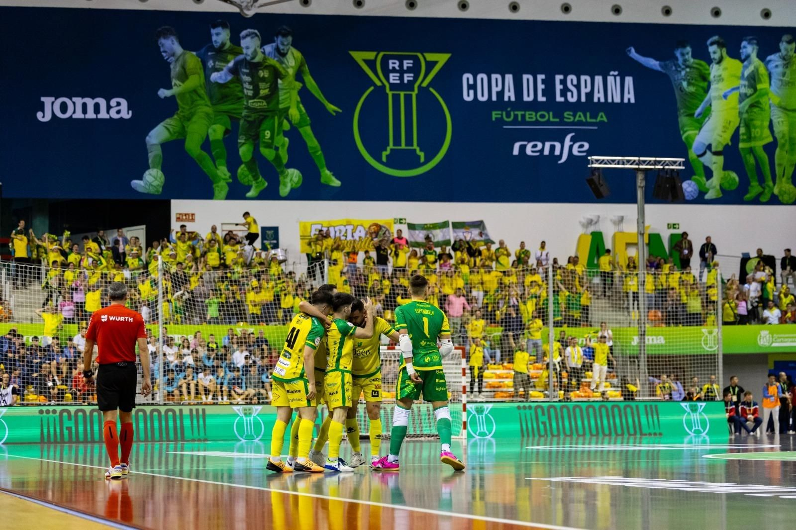 Los jugadores del Jaén Paraíso Interior FS celebran el primer gol.