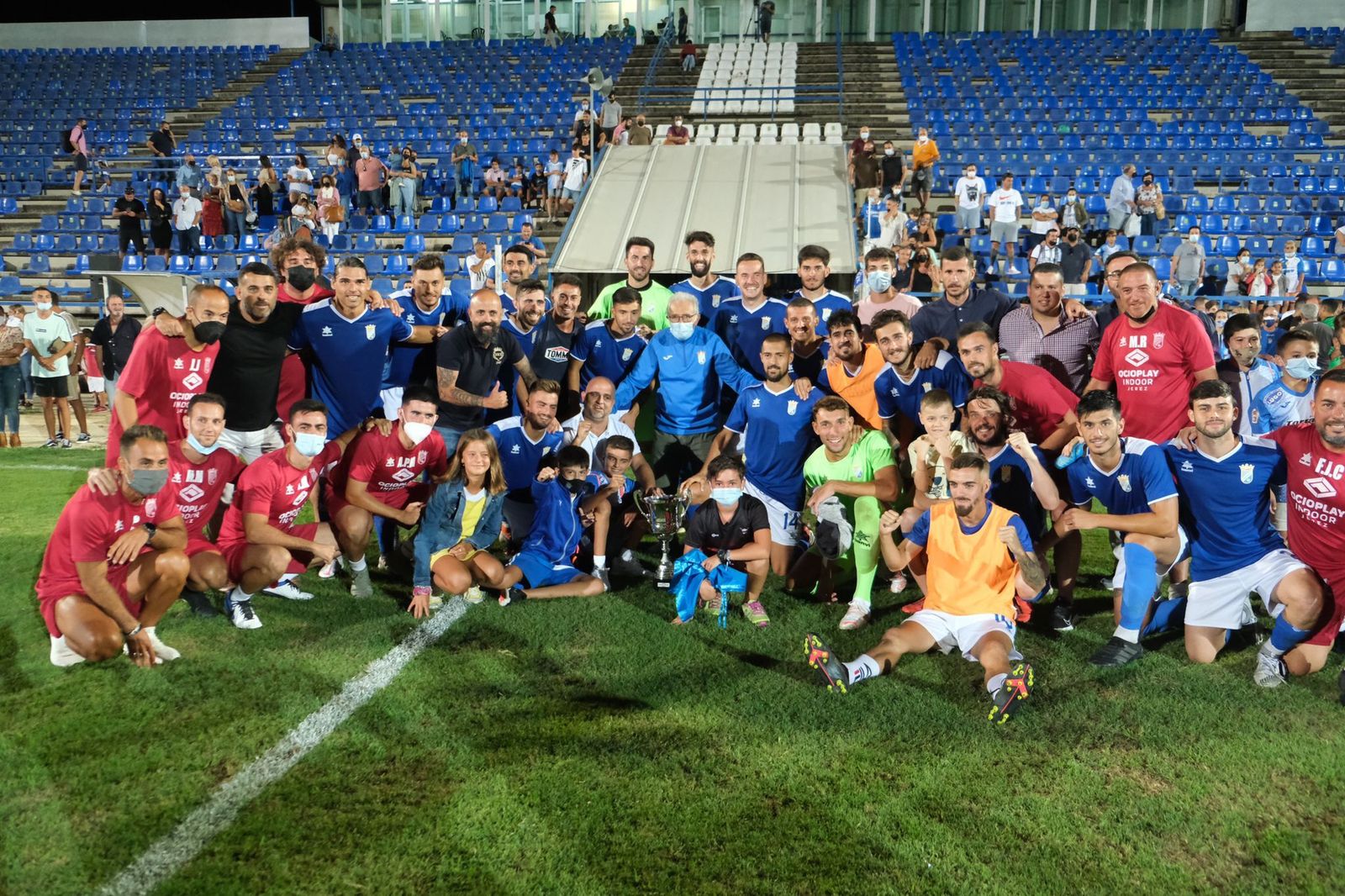 Foto de familia del Xerez CD con el Trofeo Rafa Verdú recién conquistado.
