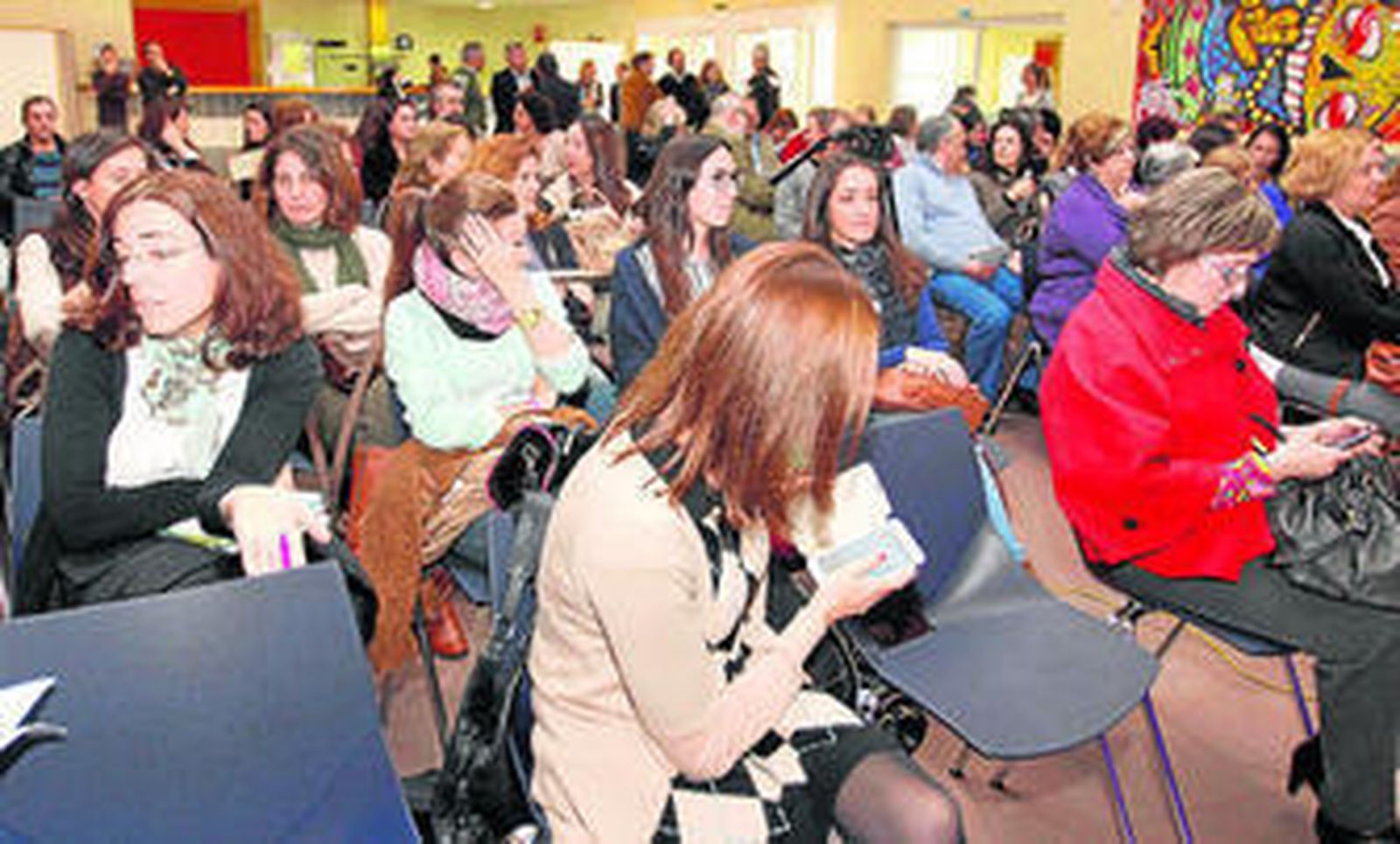 La convocatoria congregó ayer a numerosas representantes de colectivos de mujeres en el Centro de Iniciativas Juveniles Box.