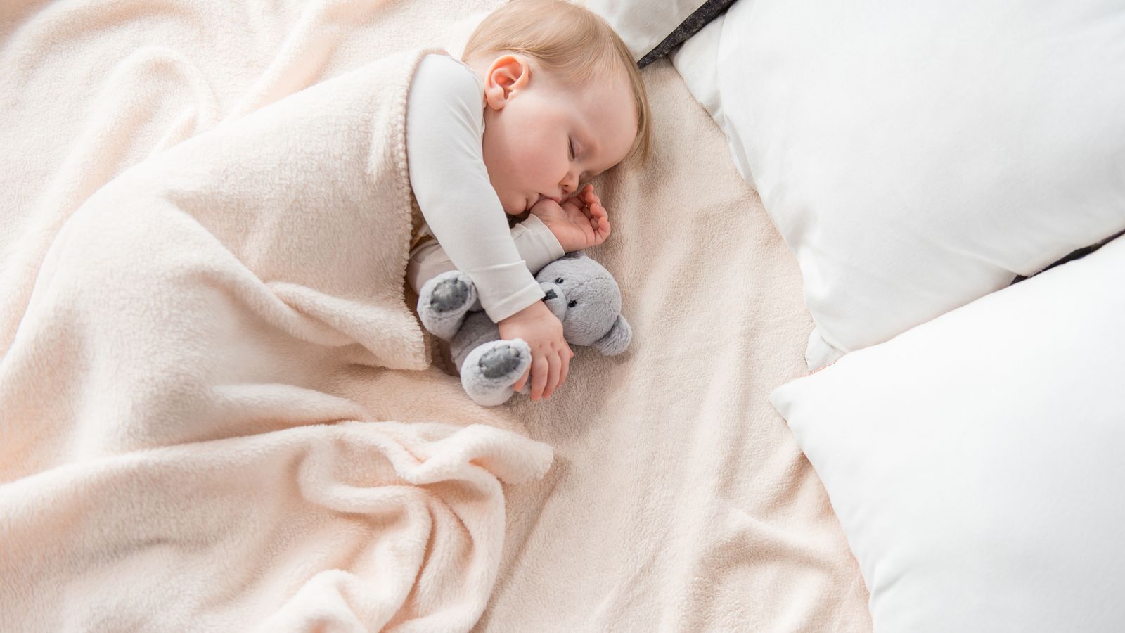 Un bebé durmiendo plácidamente.