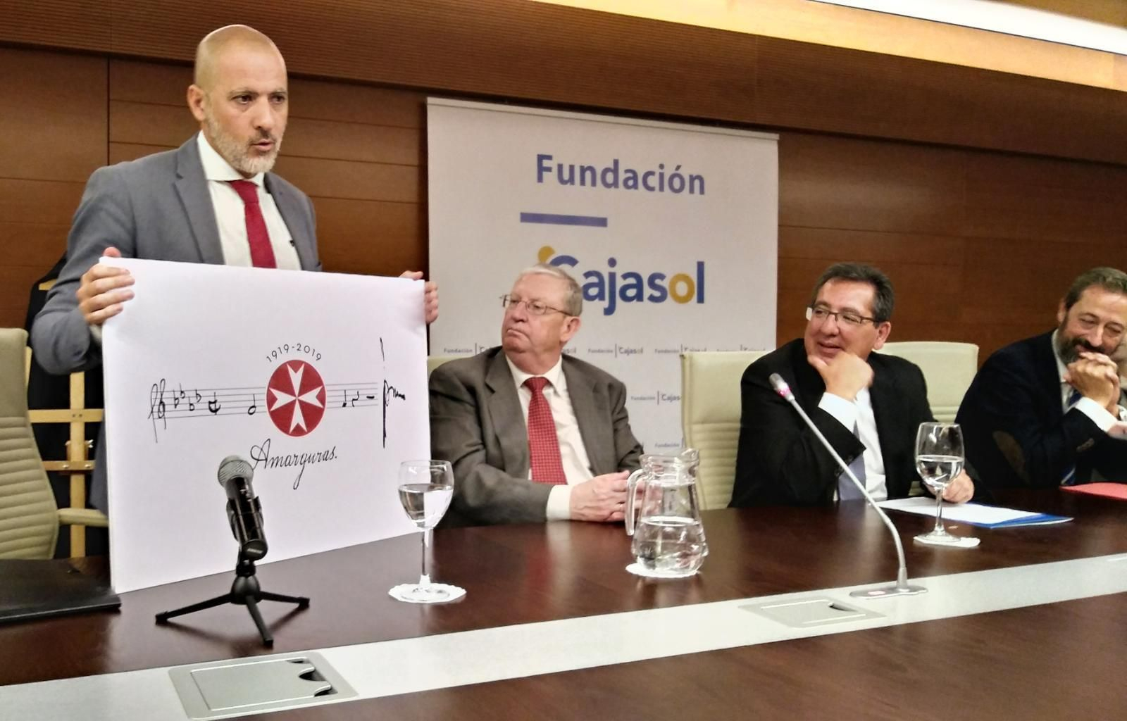 Jesús Mejías presenta el logotipo del centenario de 'Amarguras'.