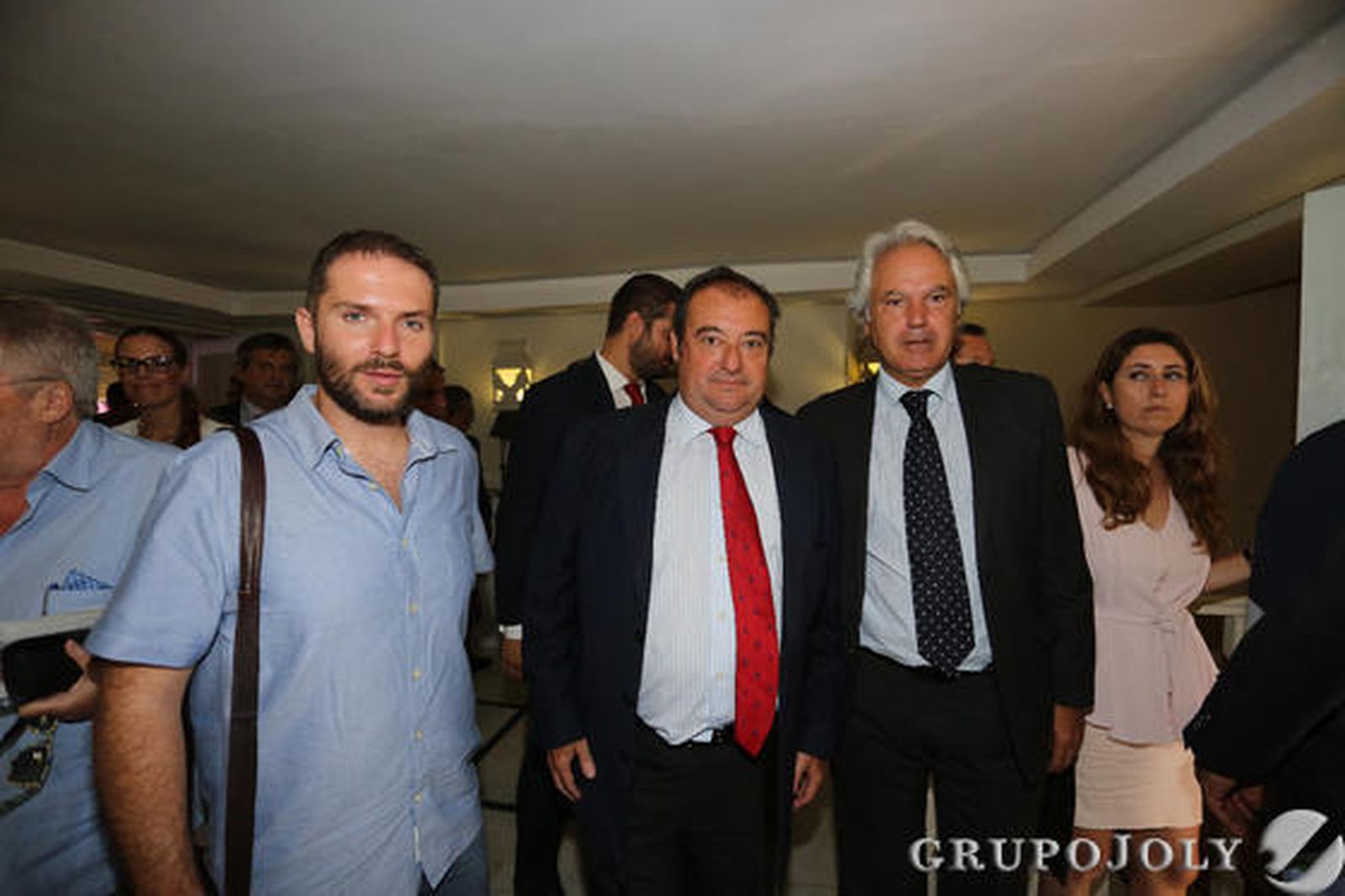 Santiago Sánchez, de Ganemos, junto a Tomás Valiente, director general del Grupo Joly, y el concejal popular Agustín Muñoz.

Foto: Pascual