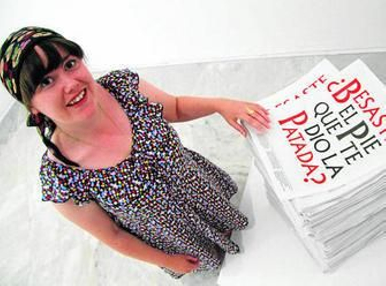 La creadora, ante su proyecto '¿Besaste el pie que te dio la patada?' inspirado en la música callejera.