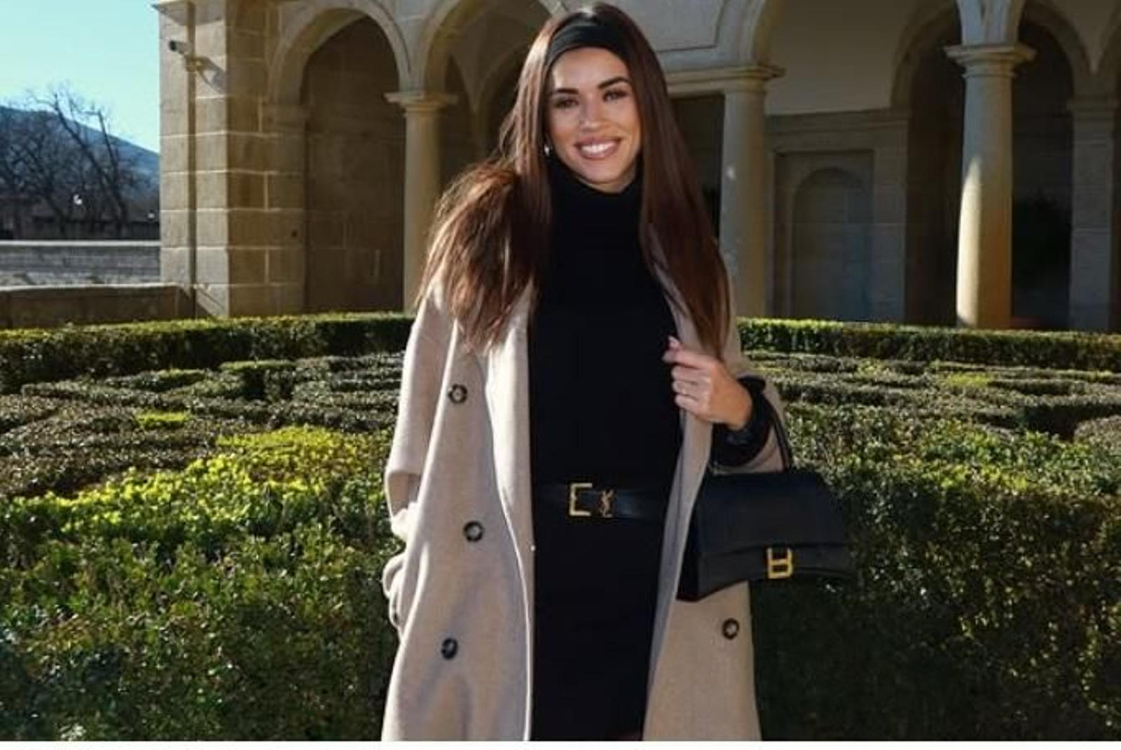 Así son los nuevos vestidos midi de Mango con caída, elegantes y perfectos para llevar con botas altas.